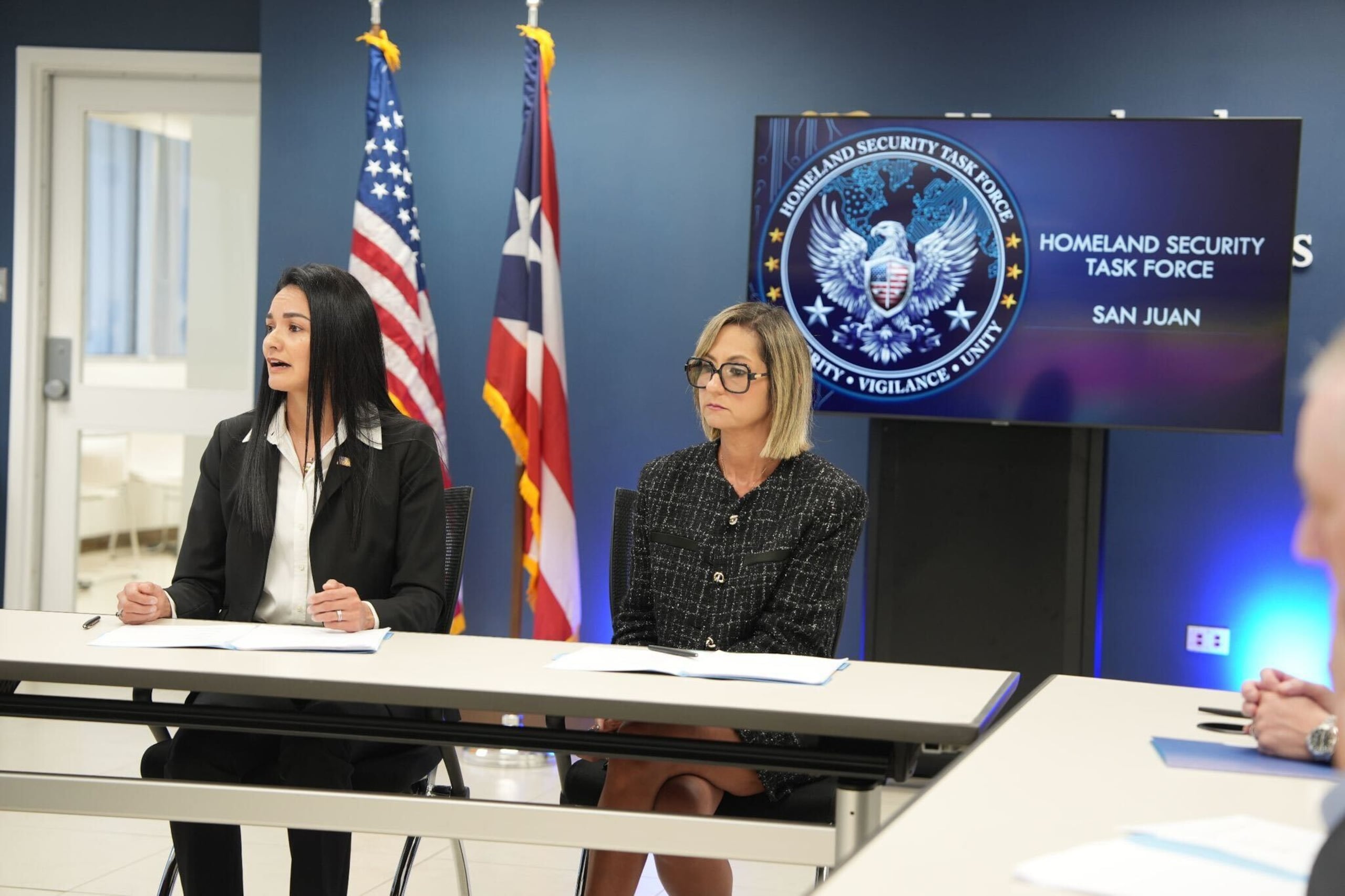 Claudia Dubravetz, agente especial interina a cargo de la Oficina del FBI en San Juan, y Rebecca González Ramos, agente especial a cargo de HSI San Juan.