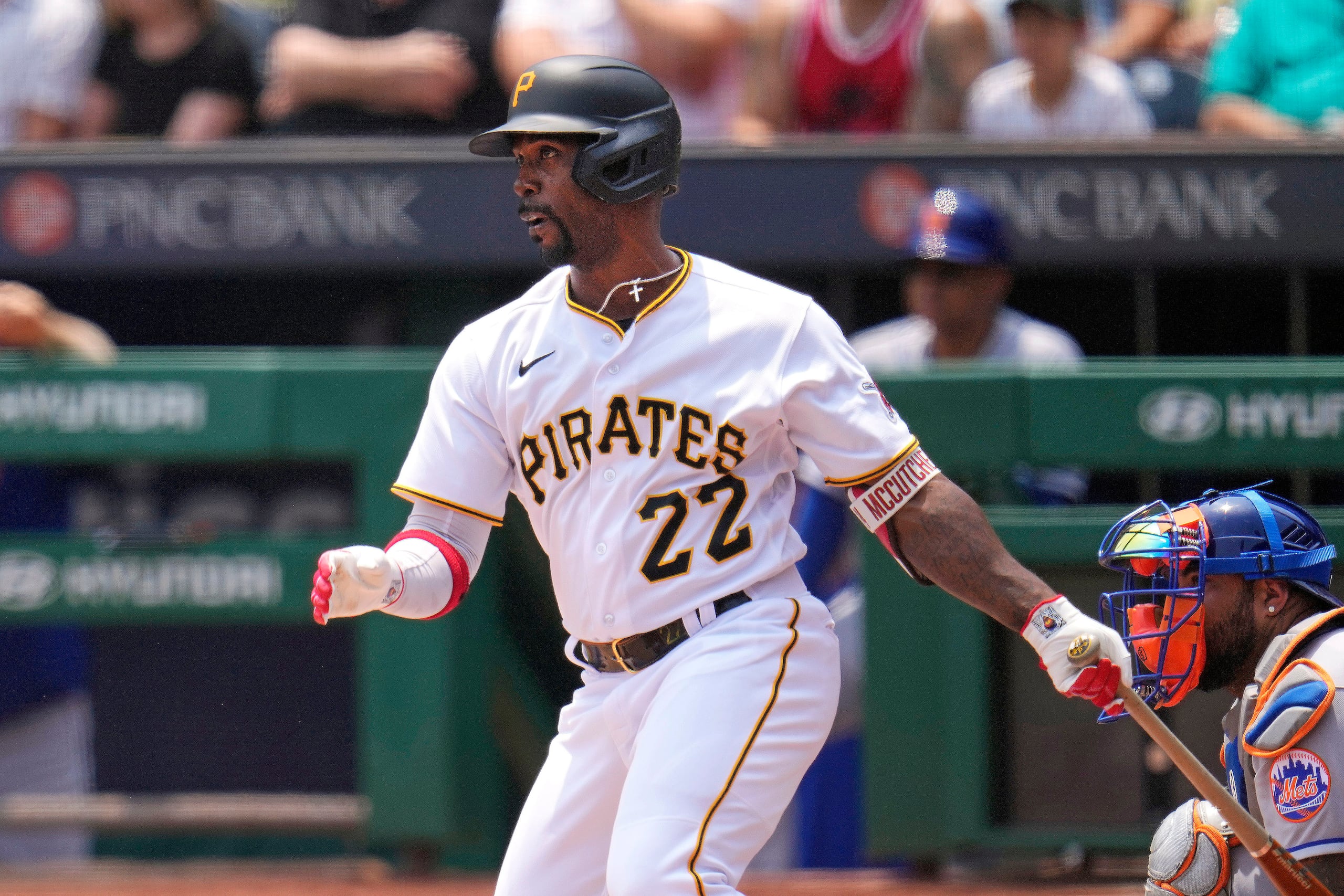 Andrew McCutchen de los Pirates de Pittsburgh se apresta a correr hacia la primera base luego de conectar el batazo que se convirtió en su hit 2,000.