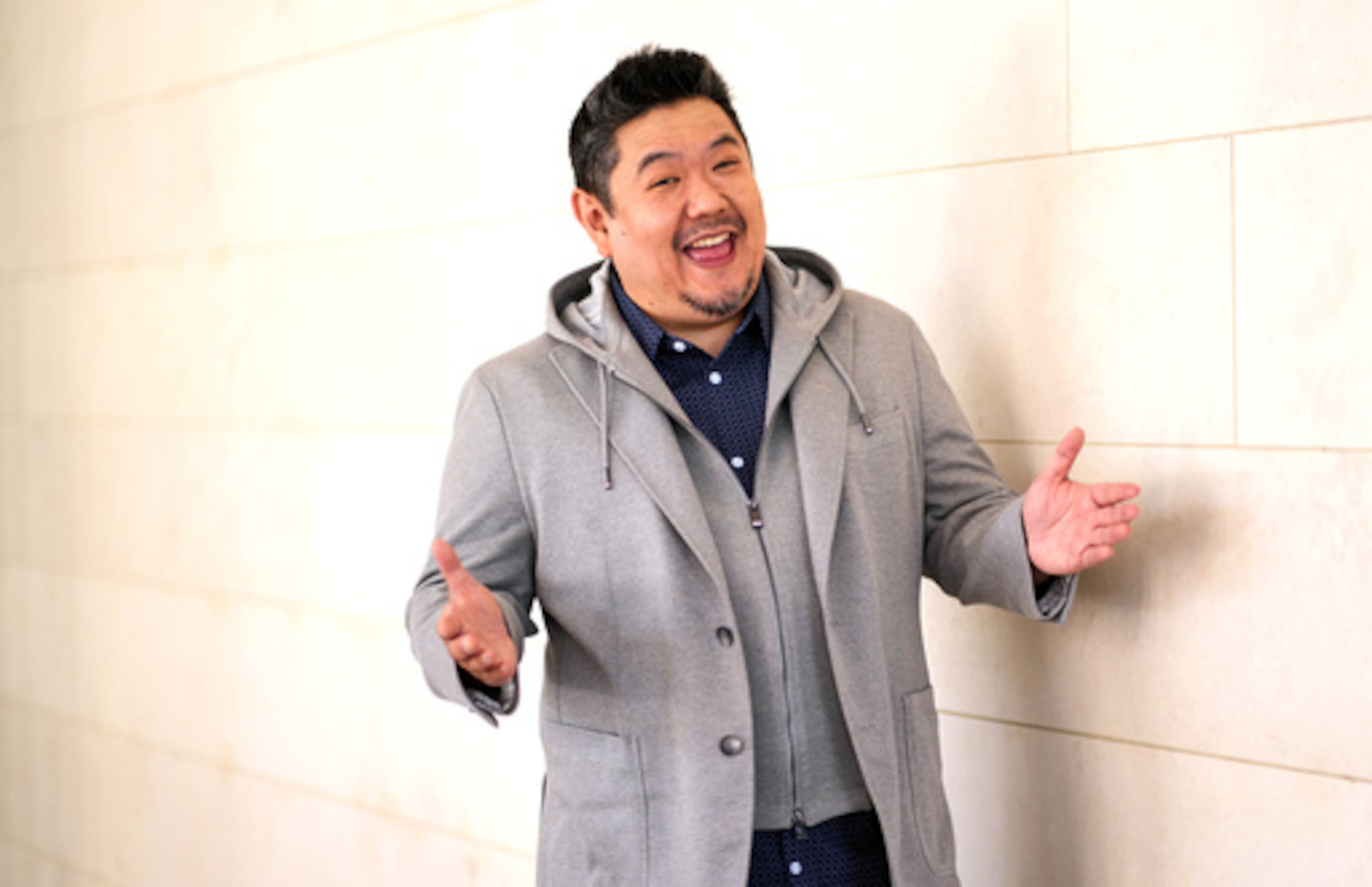 ARCHIVO - Eric Bauza posa para una foto promocional de la película «Coyote vs. Acme» en Los Ángeles, el 9 de junio de 2026. (Foto AP/Chris Pizzello, archivo)