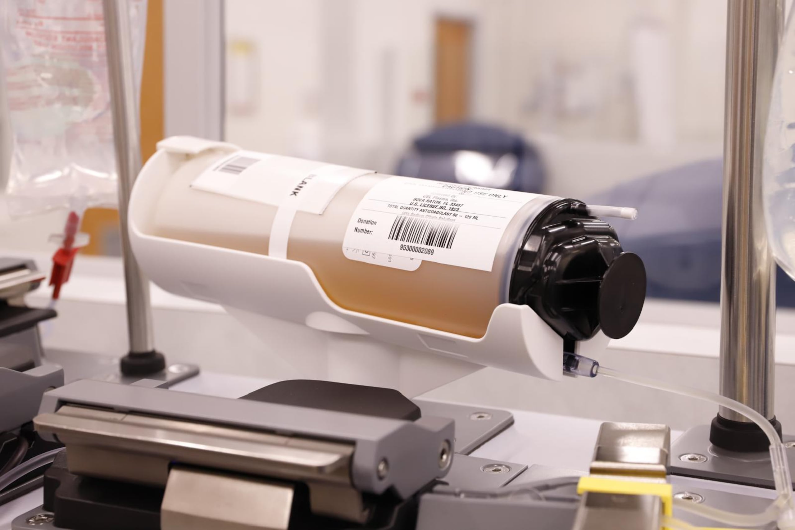 El plasma es un líquido de color amarillento que transporta glóbulos rojos, glóbulos blancos plaquetas. Está compuesto de agua (90%), proteínas y factores de coagulación (8%), y pequeñas cantidades de sales, glucosa (azúcar) y lípidos (grasas).