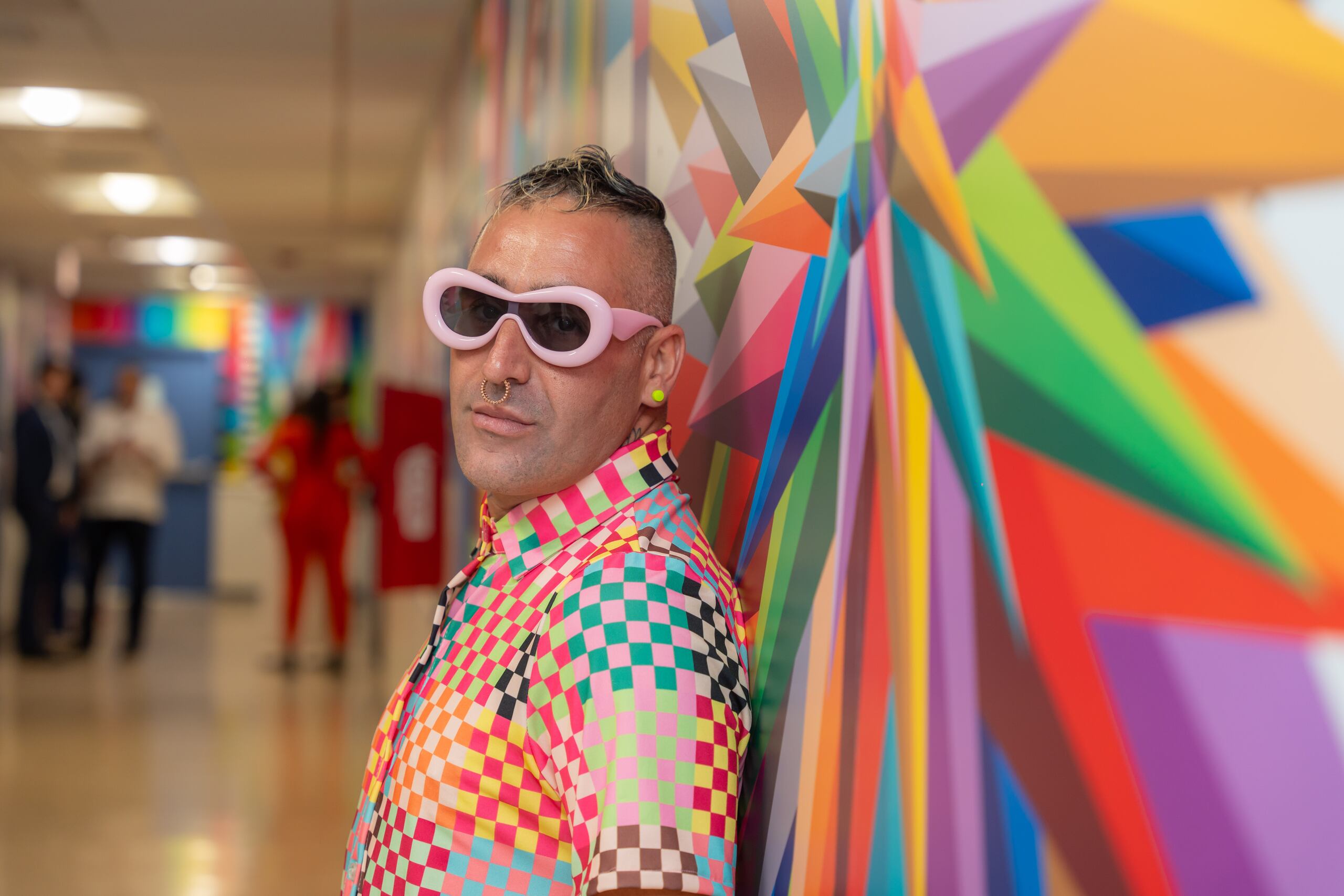 La obra –la primera donada por Okuda San Miguel en la región del Caribe- es un conjunto de coloridas piezas que fue laminada completamente en “full color” en una base de paneles de formica para captar la intensidad de sus tonalidades en un diseño singular y original.