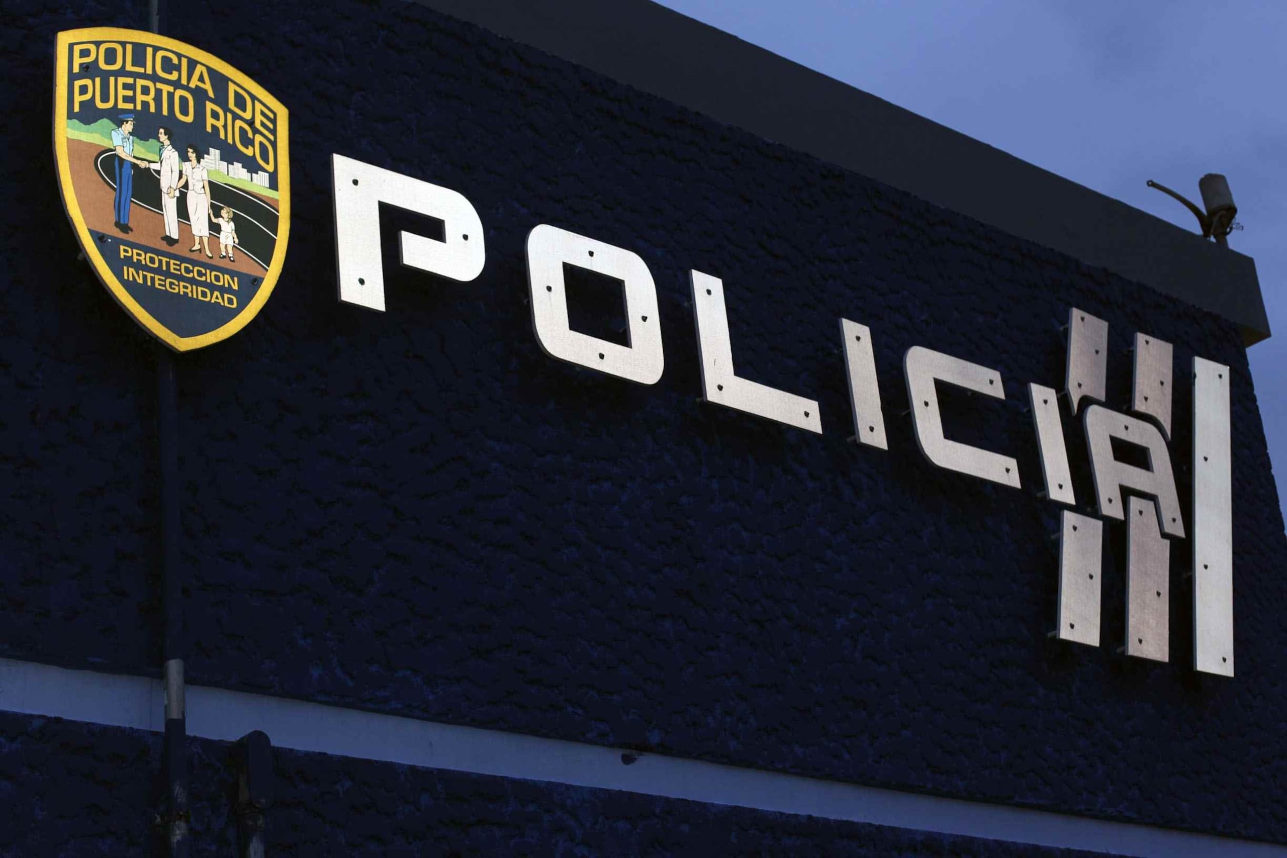 Cerca de la osamenta, encontrada por un vecino de la zona, se levantaron piezas de ropa.