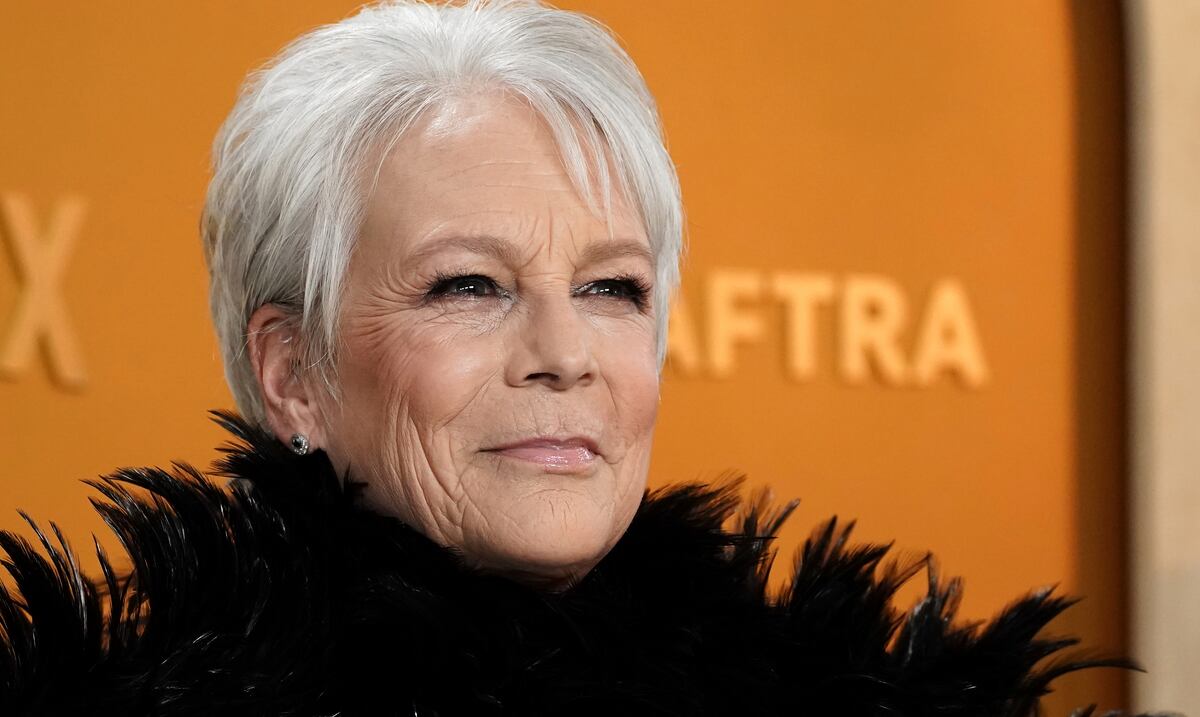 Jamie Lee Curtis Revela el Secreto de su Cirugía a los 25: Una Decisión Impulsada por un Comentario