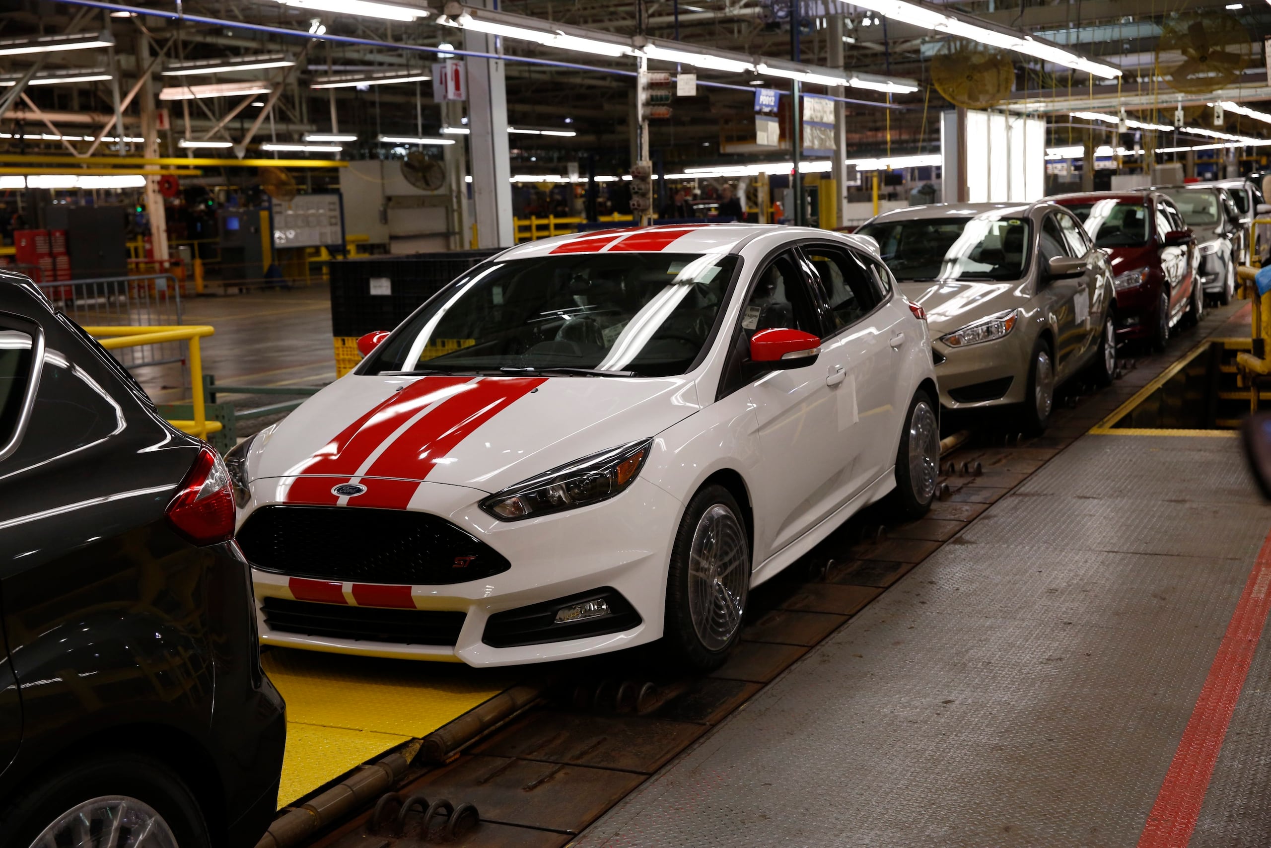 Los despidos son de los grandes fabricantes de automóviles de Detroit: General Motors (GM), Ford y Stellantis. En la foto, un vehículo Ford Focus en una fábrica de Flat Rock, Michigan, Estados Unidos. (EFE/JEFF KOWALSKY/ARCHIVO)