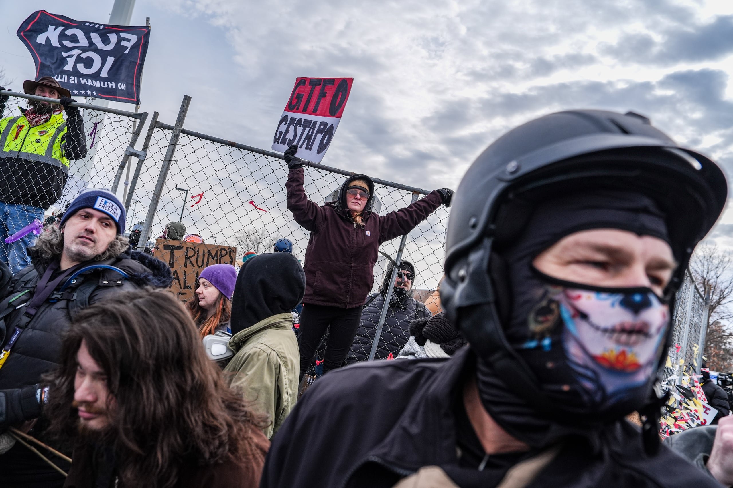 Varias personas asisten a una protesta contra el Servicio de Inmigración y Control de Aduanas frente al edificio federal Obispo Whipple, el sábado 7 de febrero de 2026, en Minneapolis. (AP Foto/Ryan Murphy)