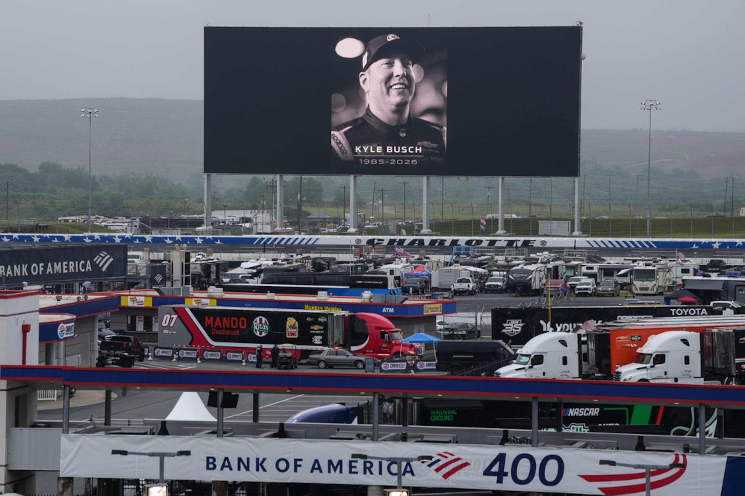 Una foto “in memoriam” del piloto Kyle Busch es mostrada en la pantalla de la pista Charlotte Motor Speedway este viernes, 22 de mayo, en Charlotte, Carolina del Norte.