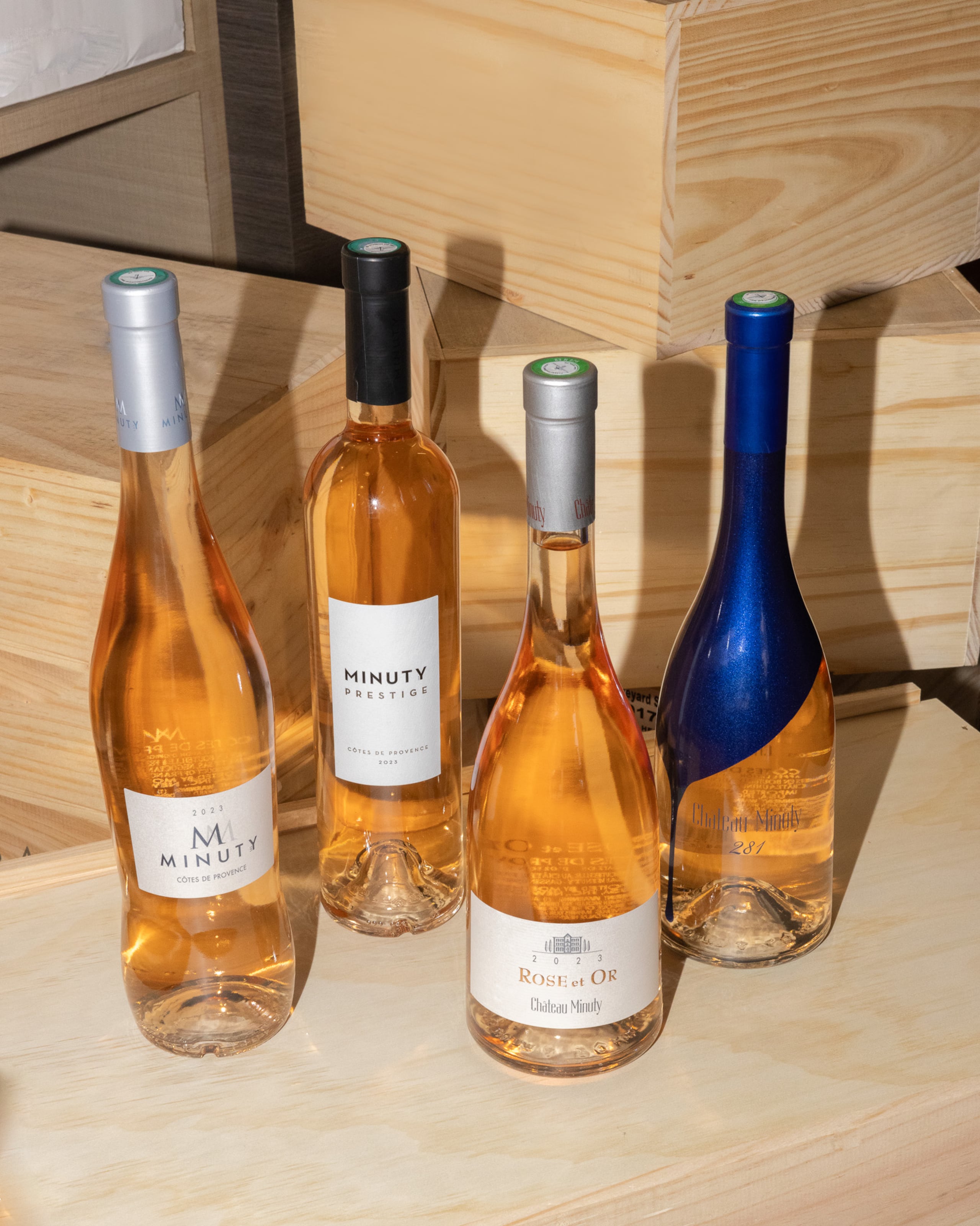 Etiquetas como M de Minuty, vibrante y afrutado, o Rose et Or, más estructurado y sofisticado, evocan el espíritu de la Costa Azul y se convierten en aliados ideales para la ocasión.