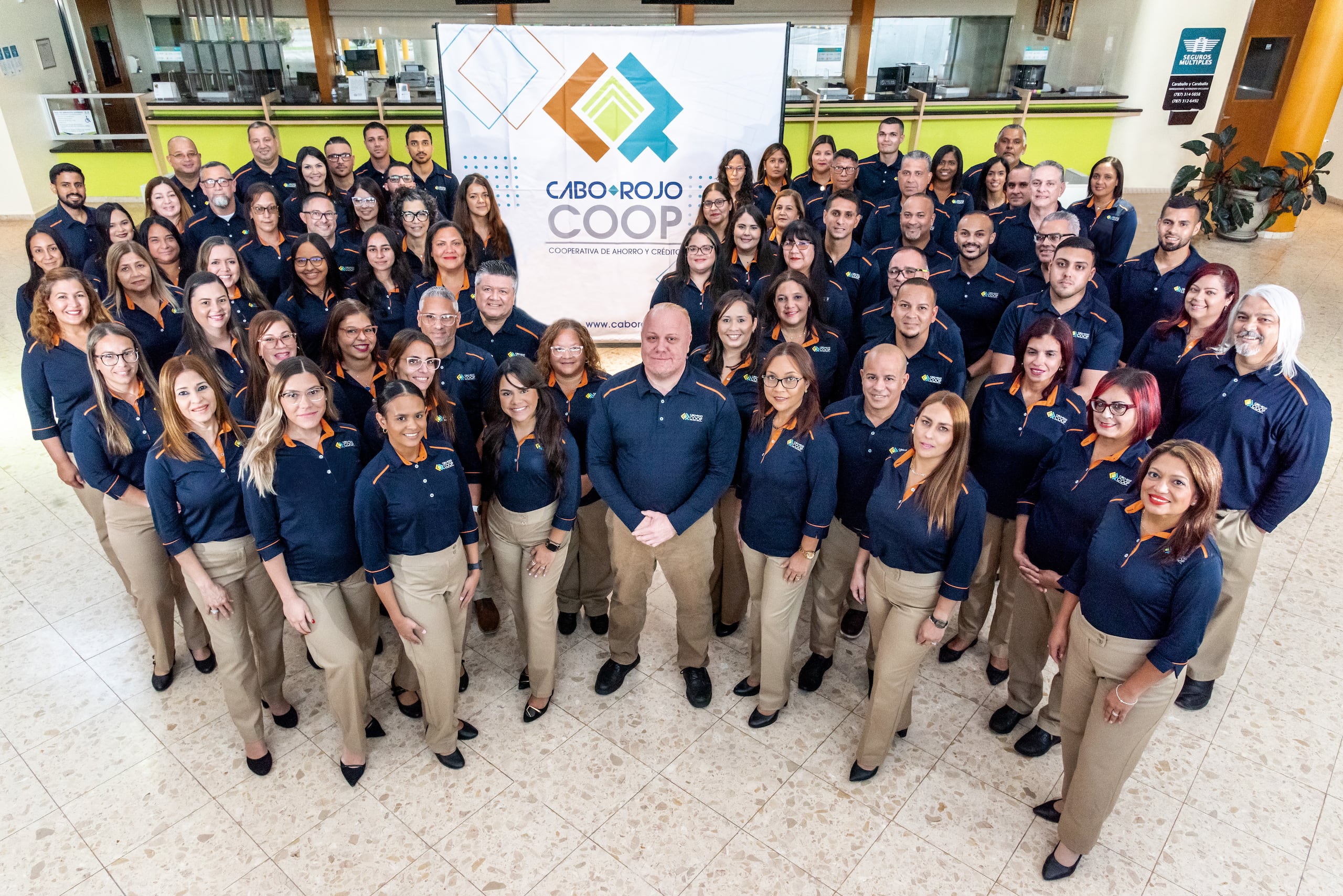 El excelente equipo de trabajo de Cabo Rojo Coop labora con orgullo.