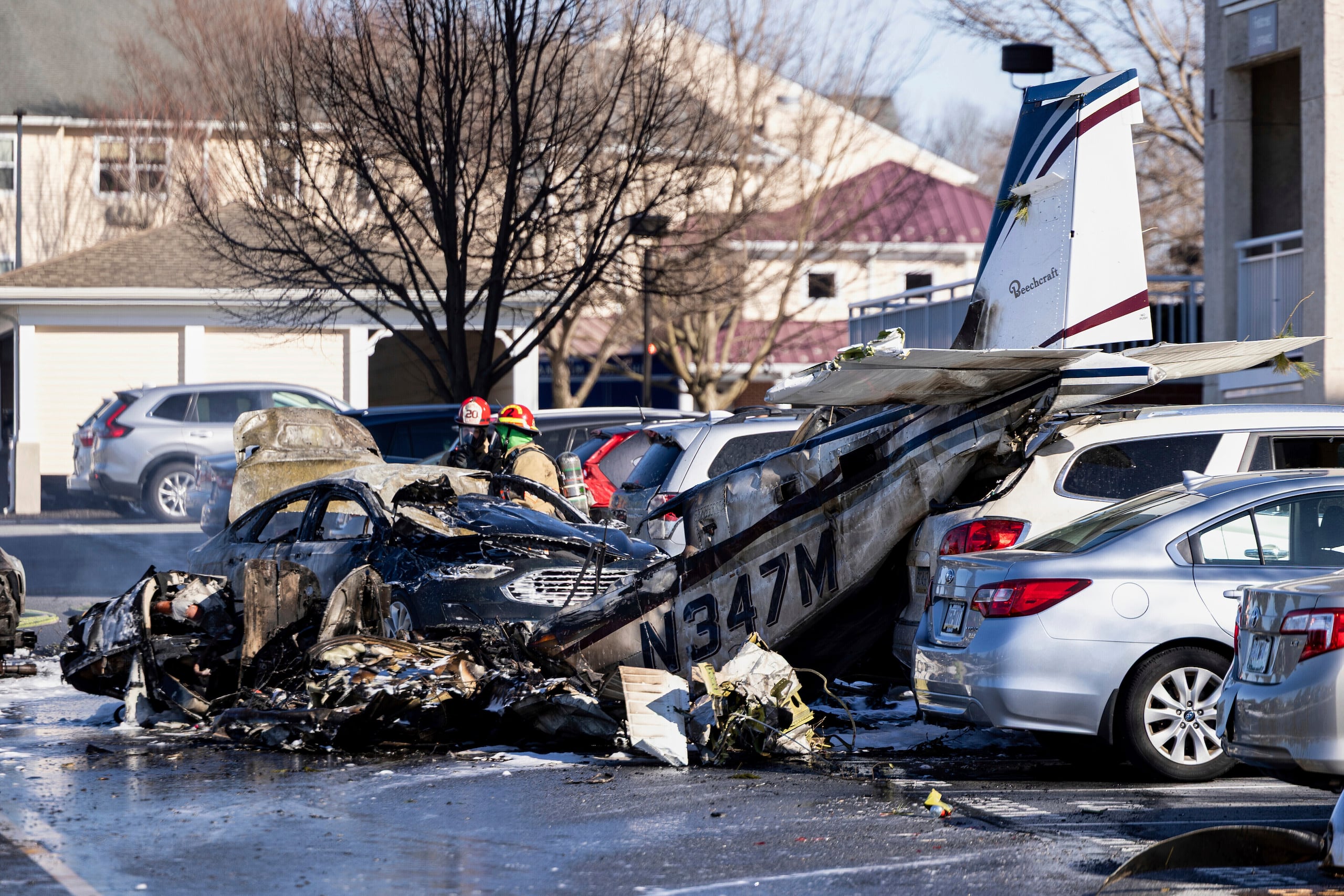 Socorristas en el lugar en donde un avión se desplomó en el estacionamiento de asilo de ancianos, el domingo 9 de marzo de 2025, en Manheim Township, Pensilvania. (Logan Gehman/LNP/LancasterOnline vía AP)