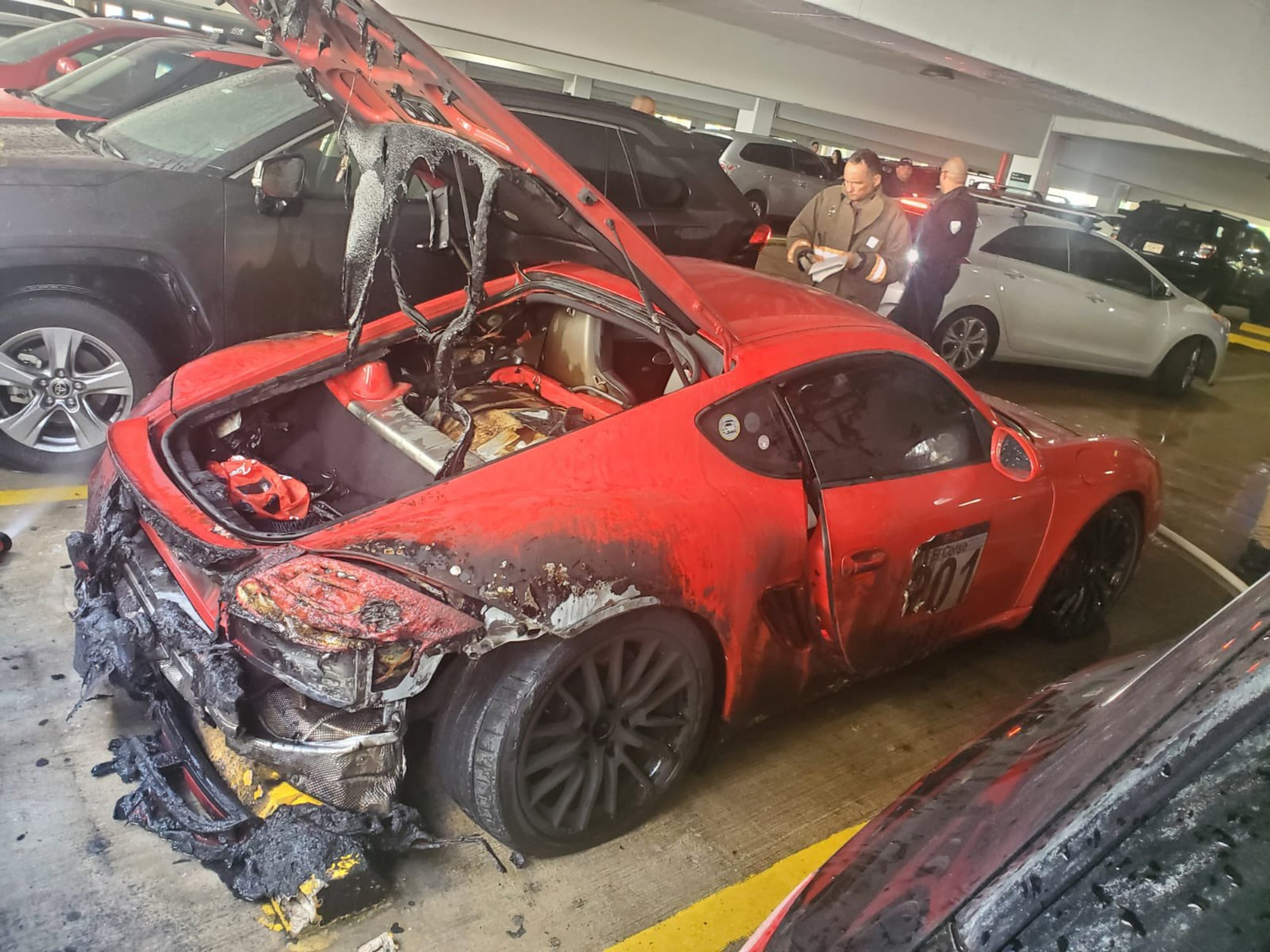 Así quedó el auto Porsche que se quemó hoy en Plaza Las Américas.