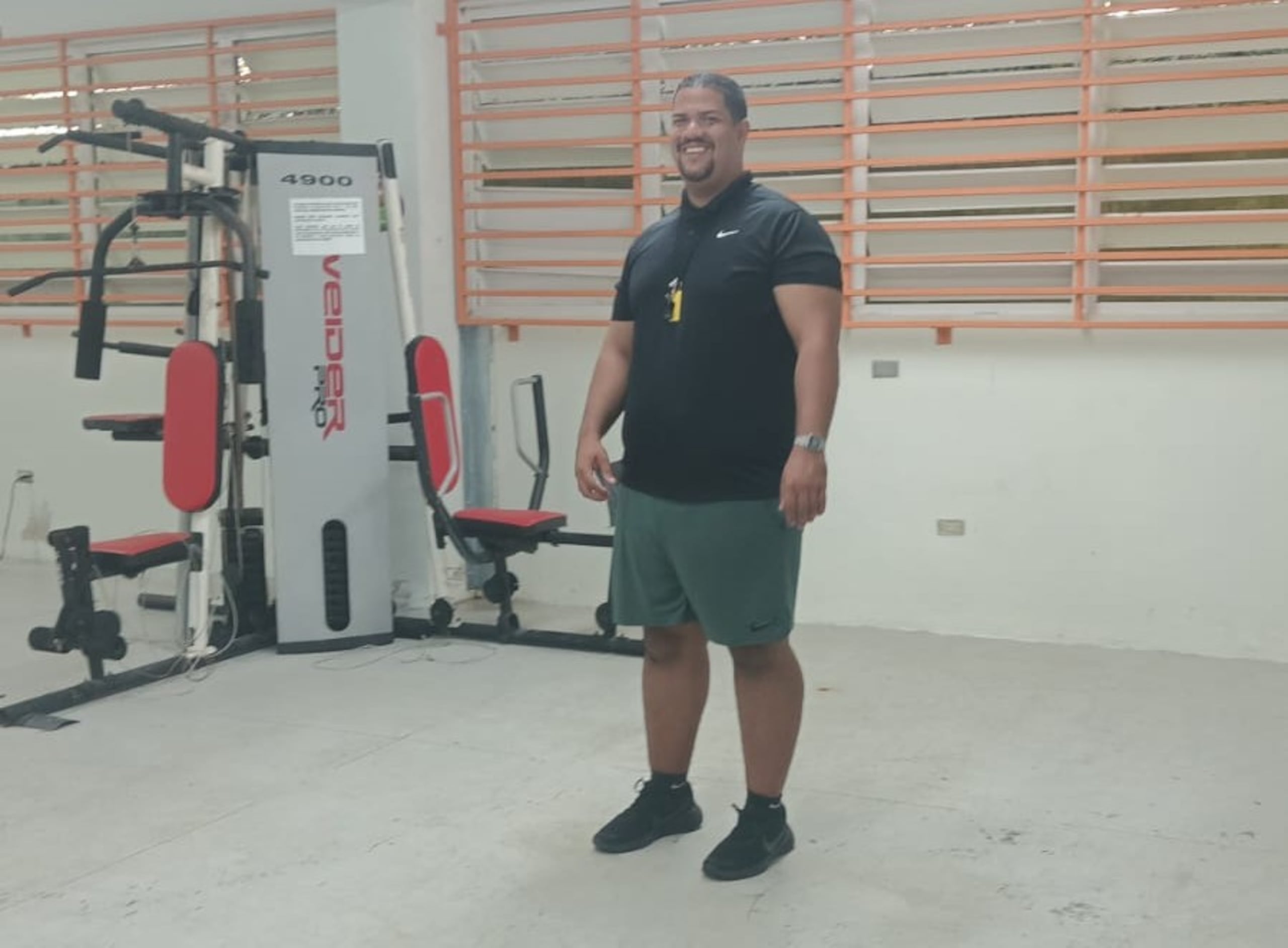 Vidal Otero frente a la máquina de ejercicios que dijo reparará para que sea utilizada por sus estudiantes.