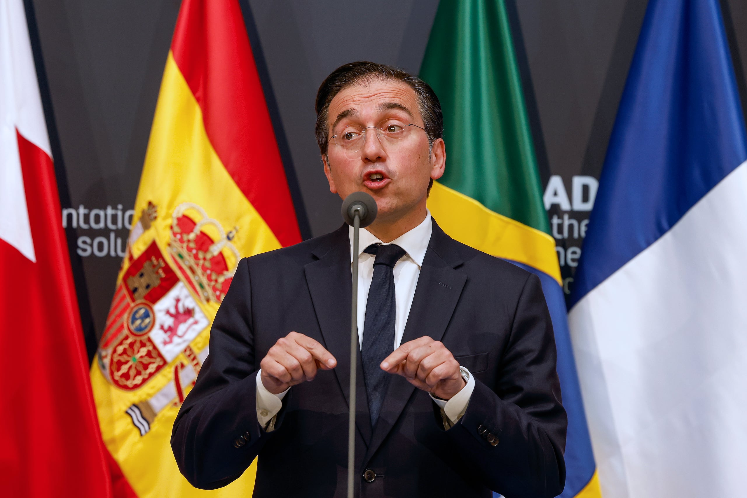 El ministro español de Asuntos Exteriores, Unión Europea y Cooperación, José Manuel Albares, realiza declaraciones a los medios con motivo de la reunión que los ministros de Exteriores de países árabes y europeos mantienen este domingo en Madrid en el contexto del llamado Grupo de Madrid. EFE/ J.J. Guillén