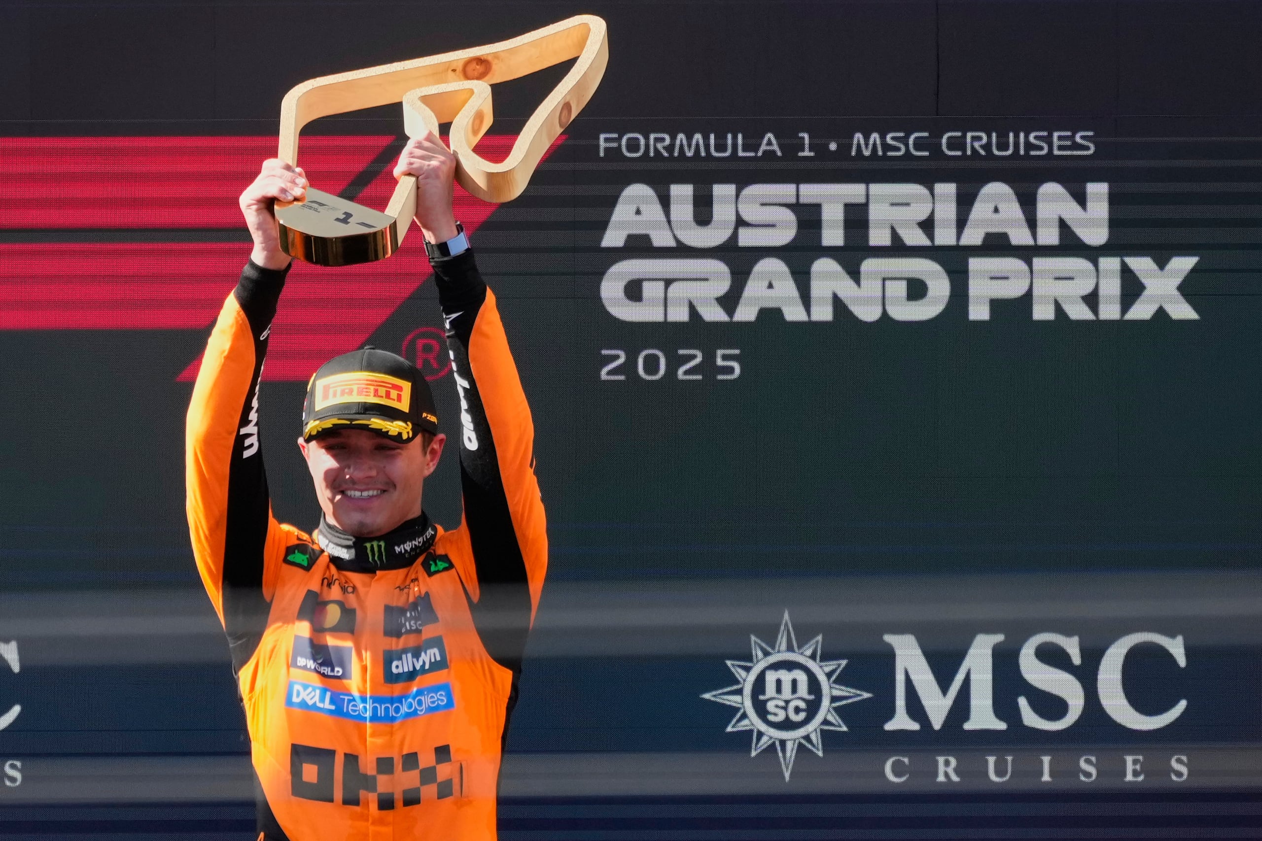El piloto de McLaren, Lando Norris, de Gran Bretaña, sostiene el trofeo tras ganar el Gran Premio de Austria de Fórmula Uno.