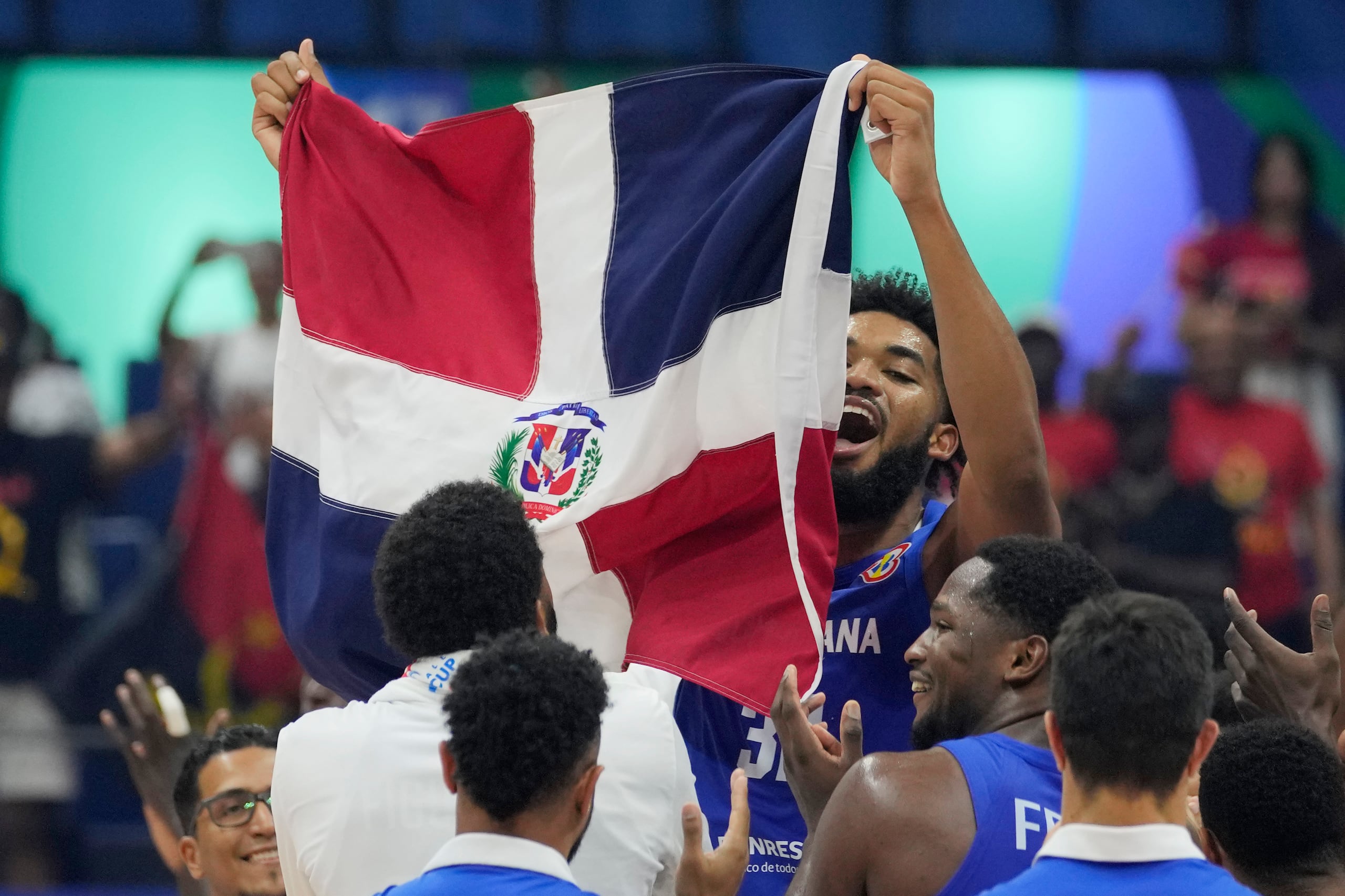 El técnico de Angola pareció referirse a Karl-Anthony Towns, quien es de madre dominicana.