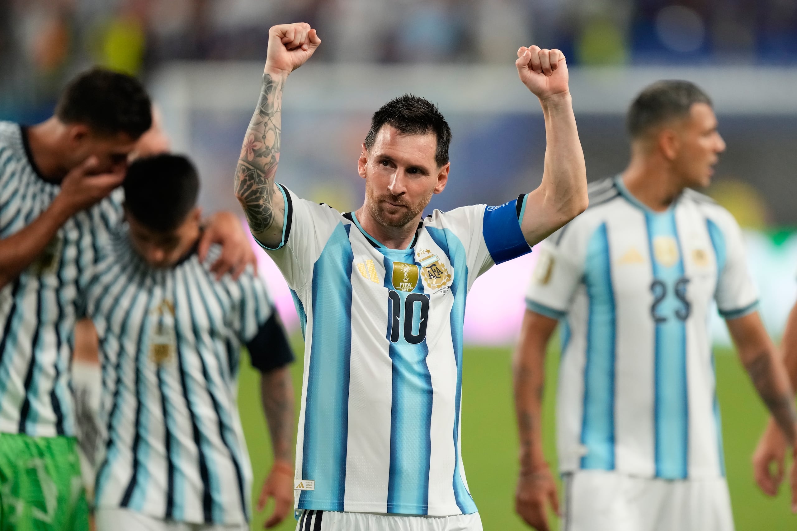 Lionel Messi celebra la victoria de Argentina contra Cabo Verde en el Mundial.