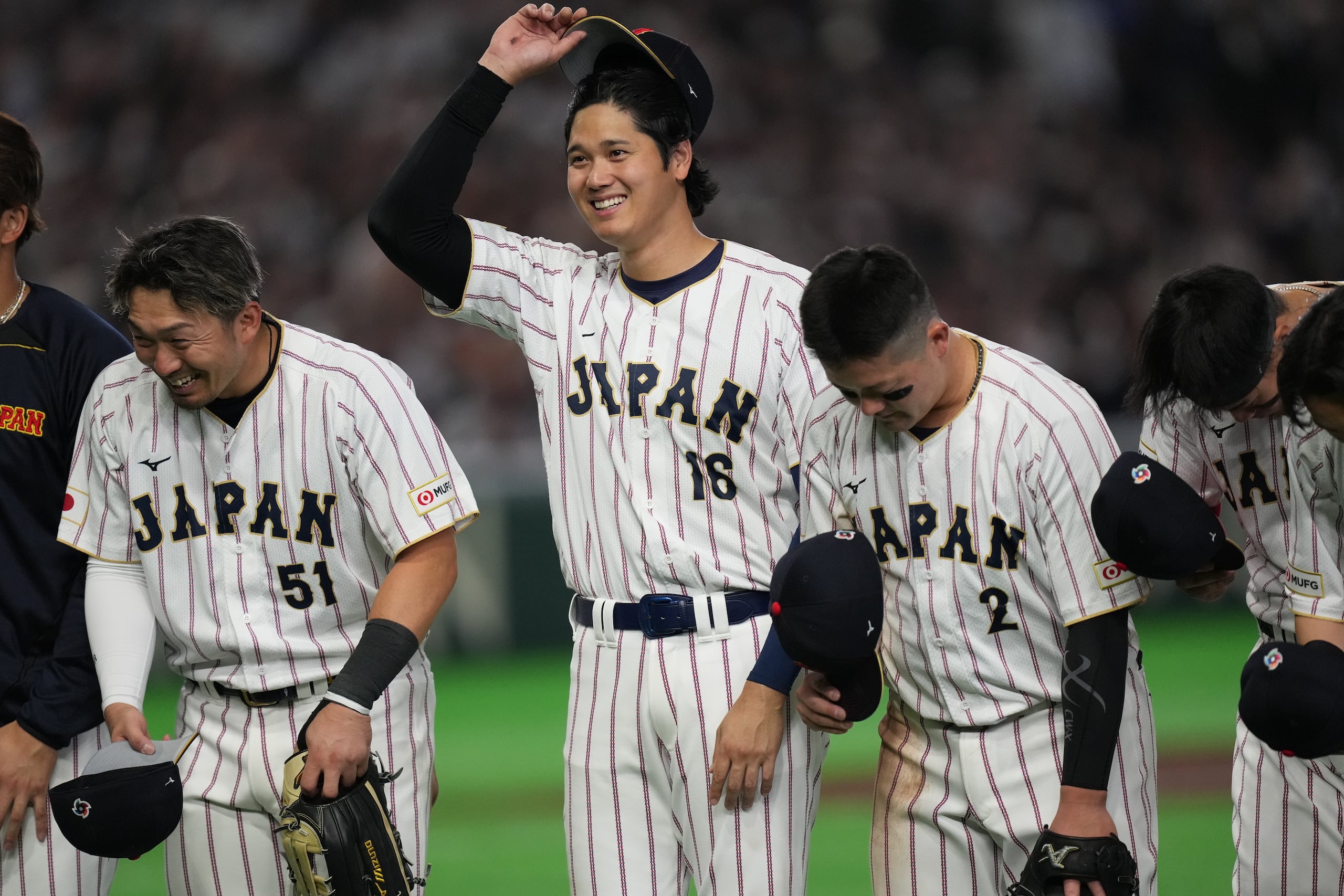 Seiya Suzuki, Shohei Ohtani, y Shugo Maki de Japón celebran tras vencer a Australia en el Clásico Mundial el domingo 8 de marzo del 2026. (AP Foto/Hiro Komae)