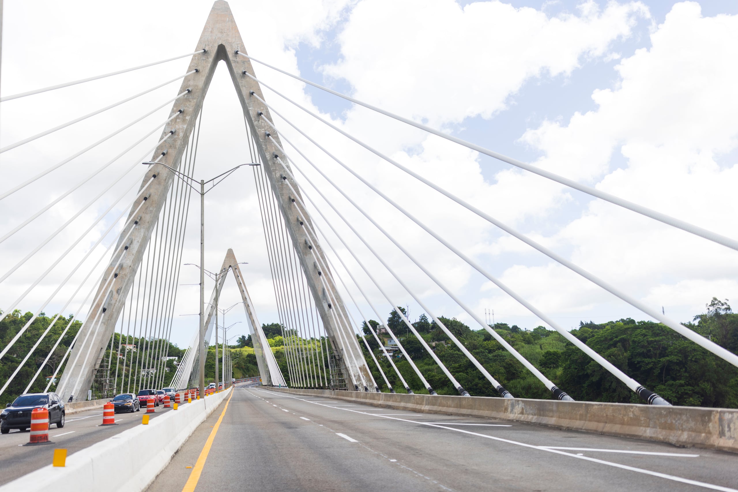 El puente, inaugurado el 24 de octubre de 2008 por el entonces gobernador Aníbal Acevedo Vilá, se construyó a un costo de más de $30 millones.