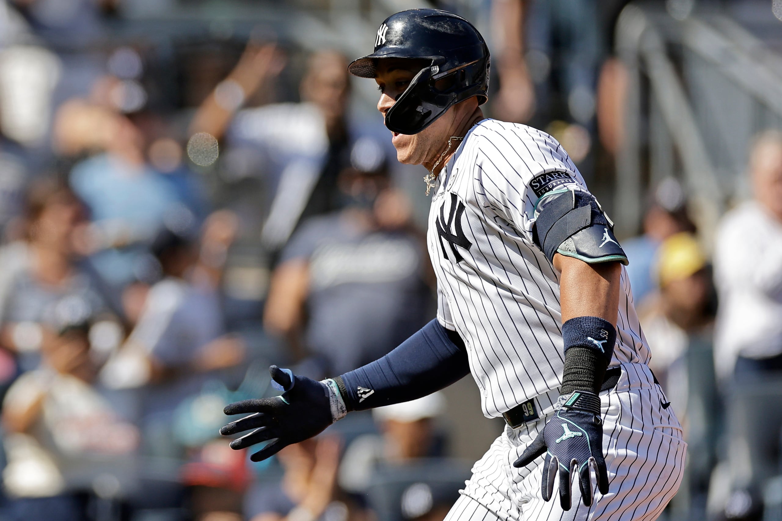 Aaron Judge reacciona al conectar su jonrón.