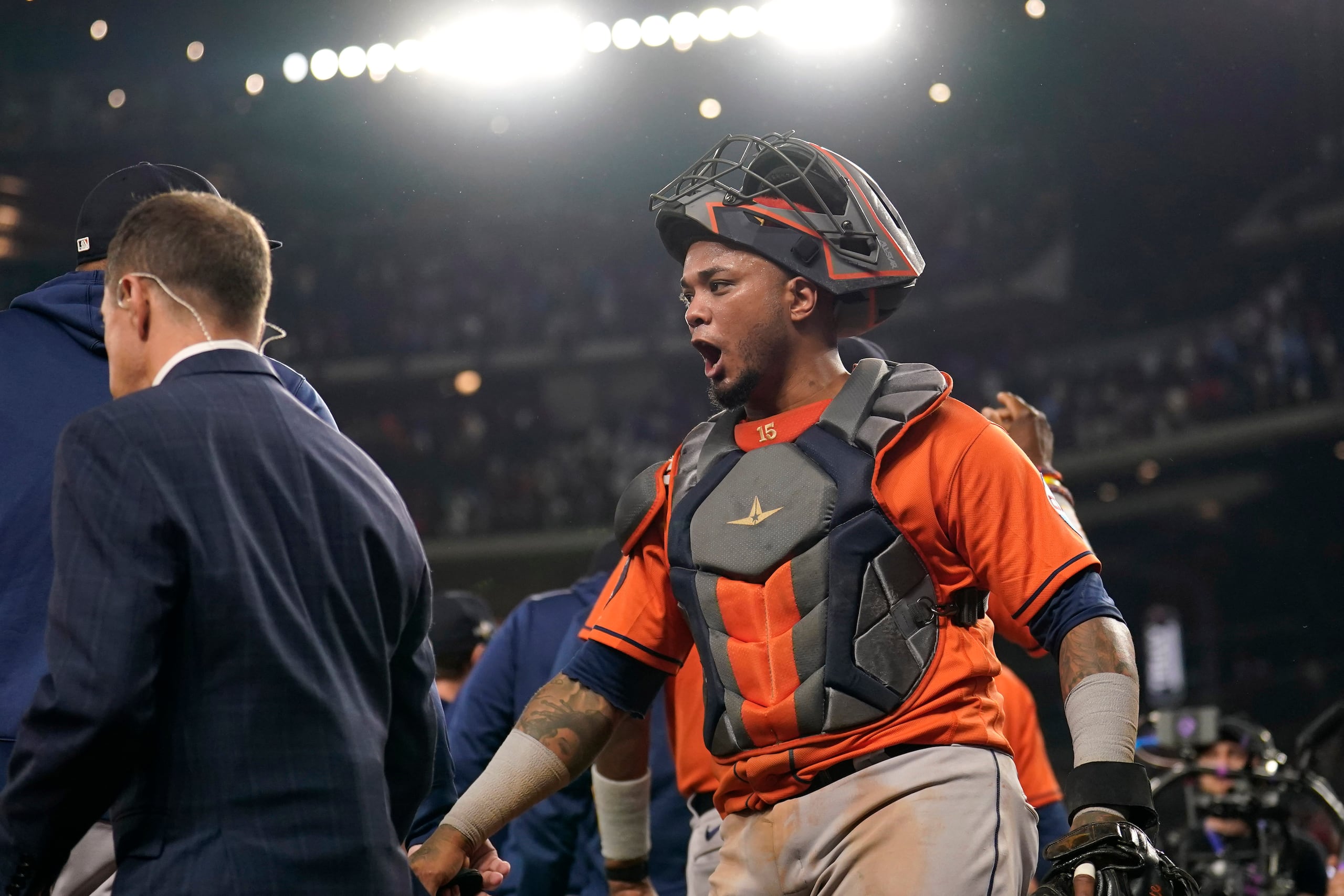 El receptor boricua Martin Maldonado celebra la victoria de los Astros de Houston sobre los Rangers de Texas en el tercer juego de la serie de campeonato de la Liga Americana.