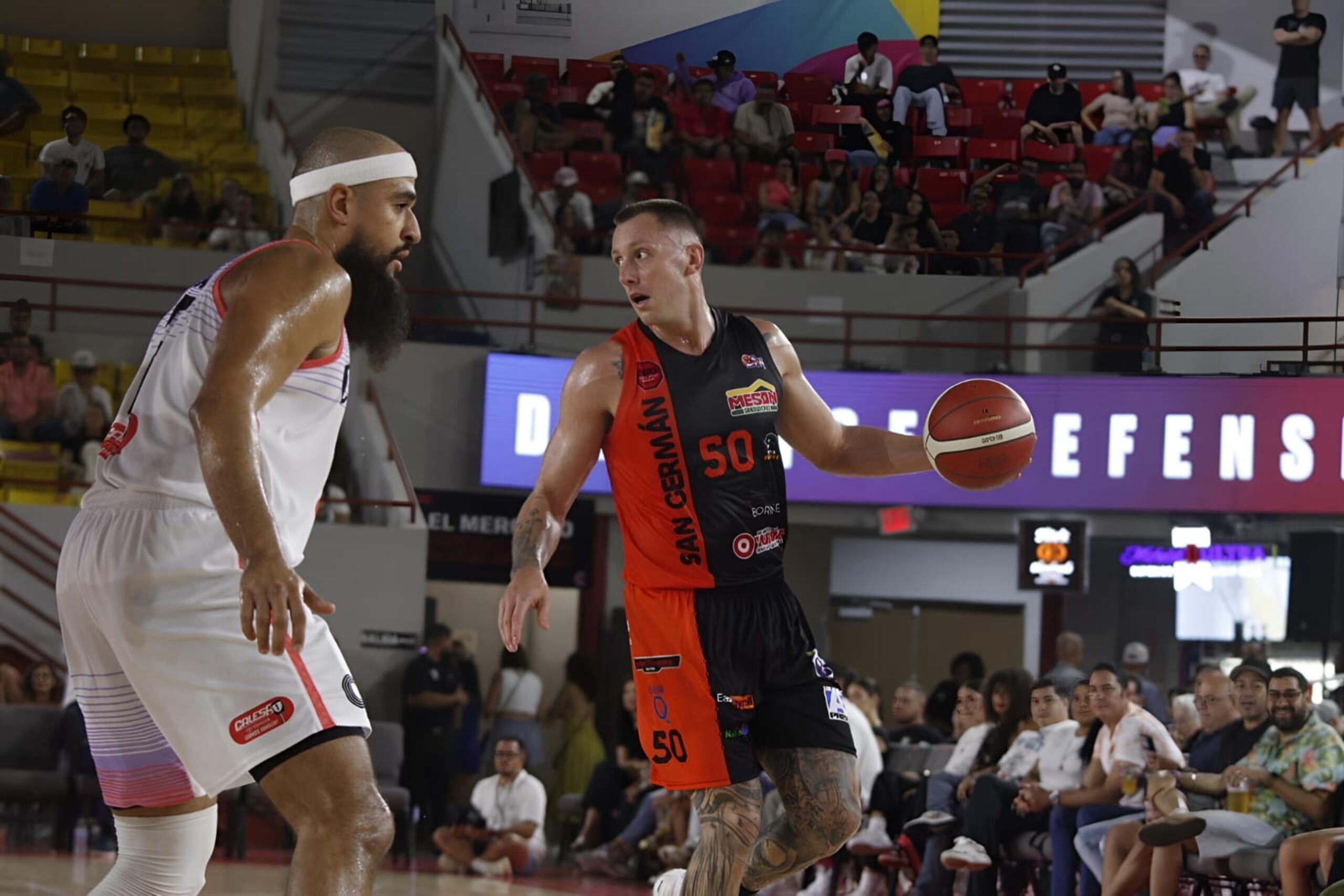 Mitch Creek durante su debut con los Atléticos de San Germán frente a los Criollos de Caguas. (Fotógrafo: William Ortiz)