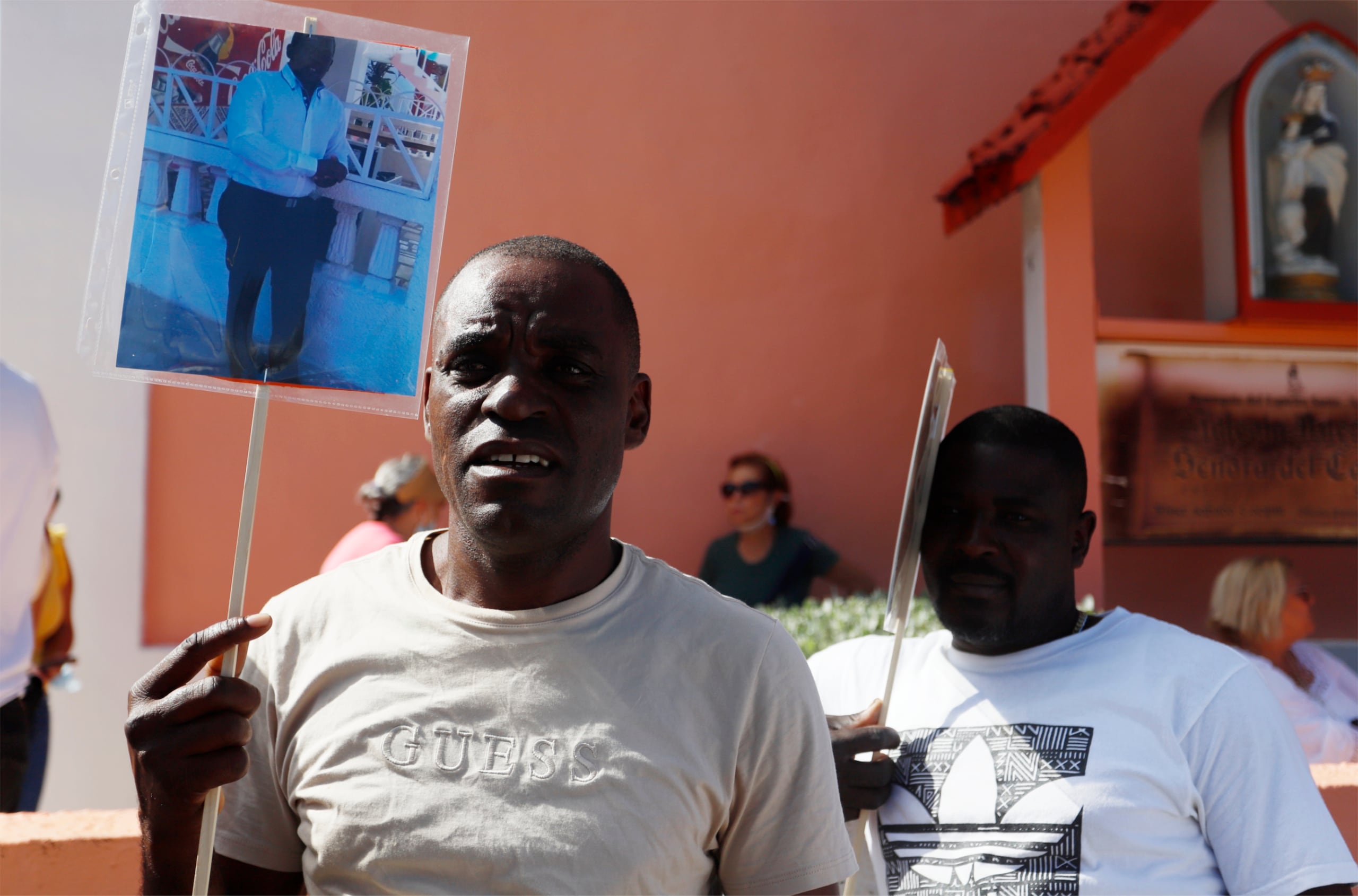 Fotografía de archivo de varios inmigrantes que participan en una procesión en Toa Baja (Puerto Rico). EFE/Thais Llorca