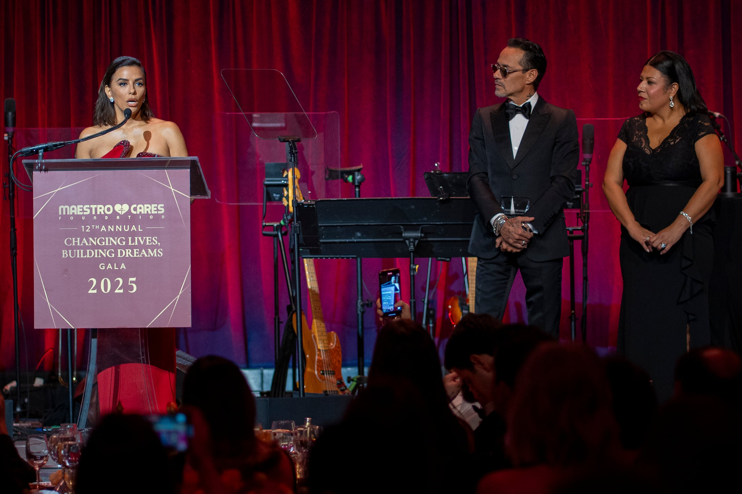 En su mensaje al recibir el premio, poco después, recordó que conoce a Marc Anthony hace muchos años.