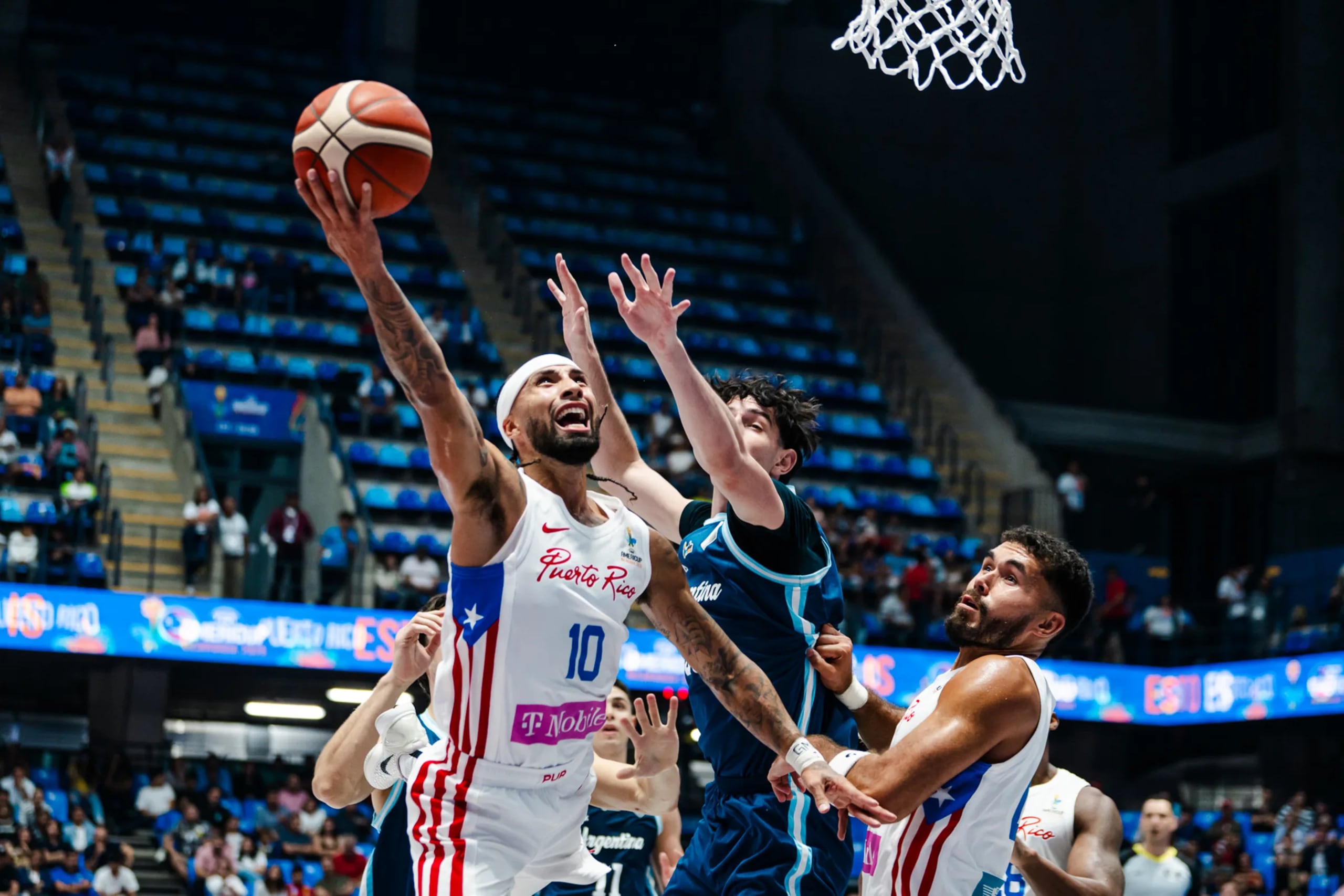 José Alvarado, armador titular de Puerto Rico, ataca al canasto contra Argentina.