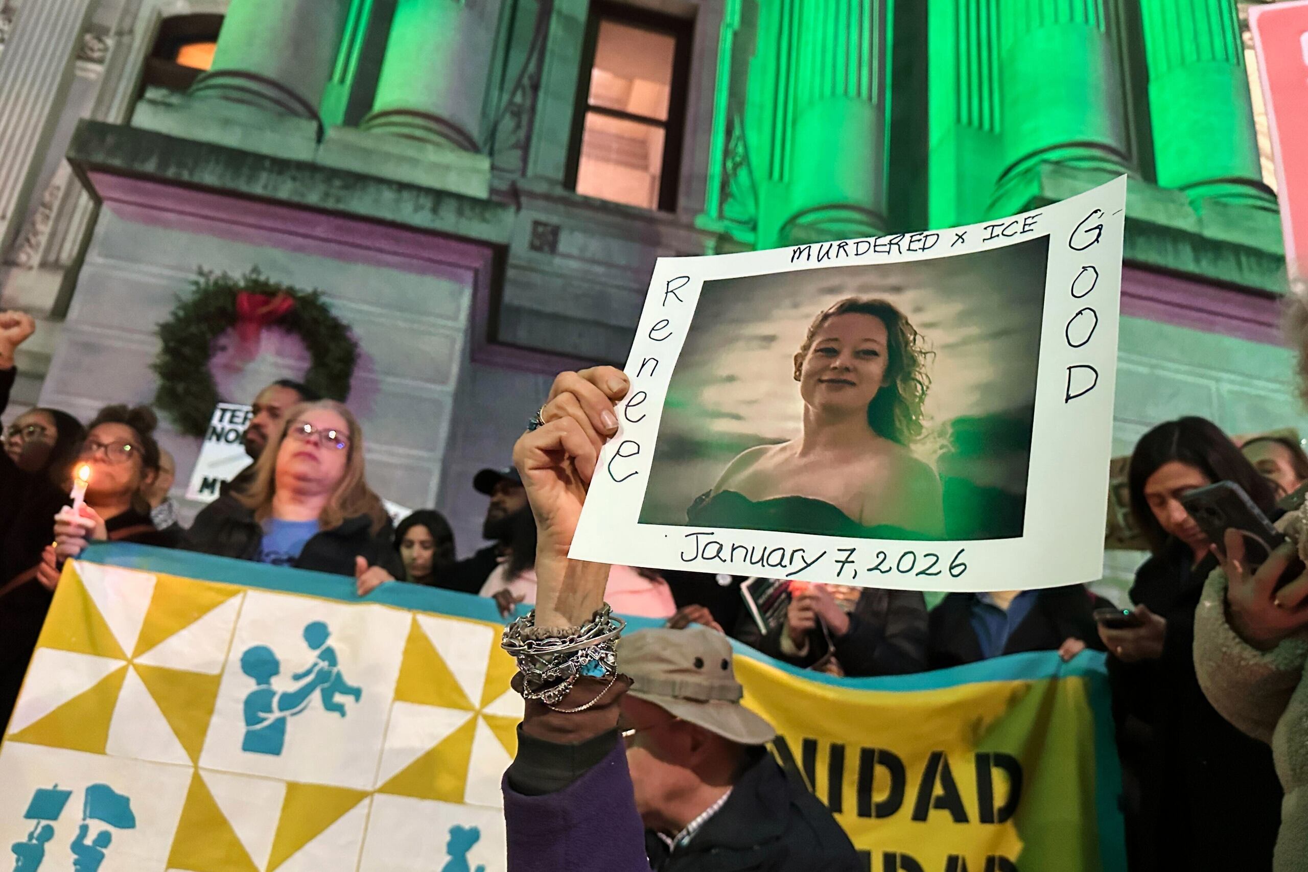 Una manifestación en Filadelfia en honor a la memoria de Renee Good, una mujer asesinada a tiros por un agente de ICE en Minneapolis, el 8 de enero del 2026. (AP foto/Tassanee Vejpongsa)
