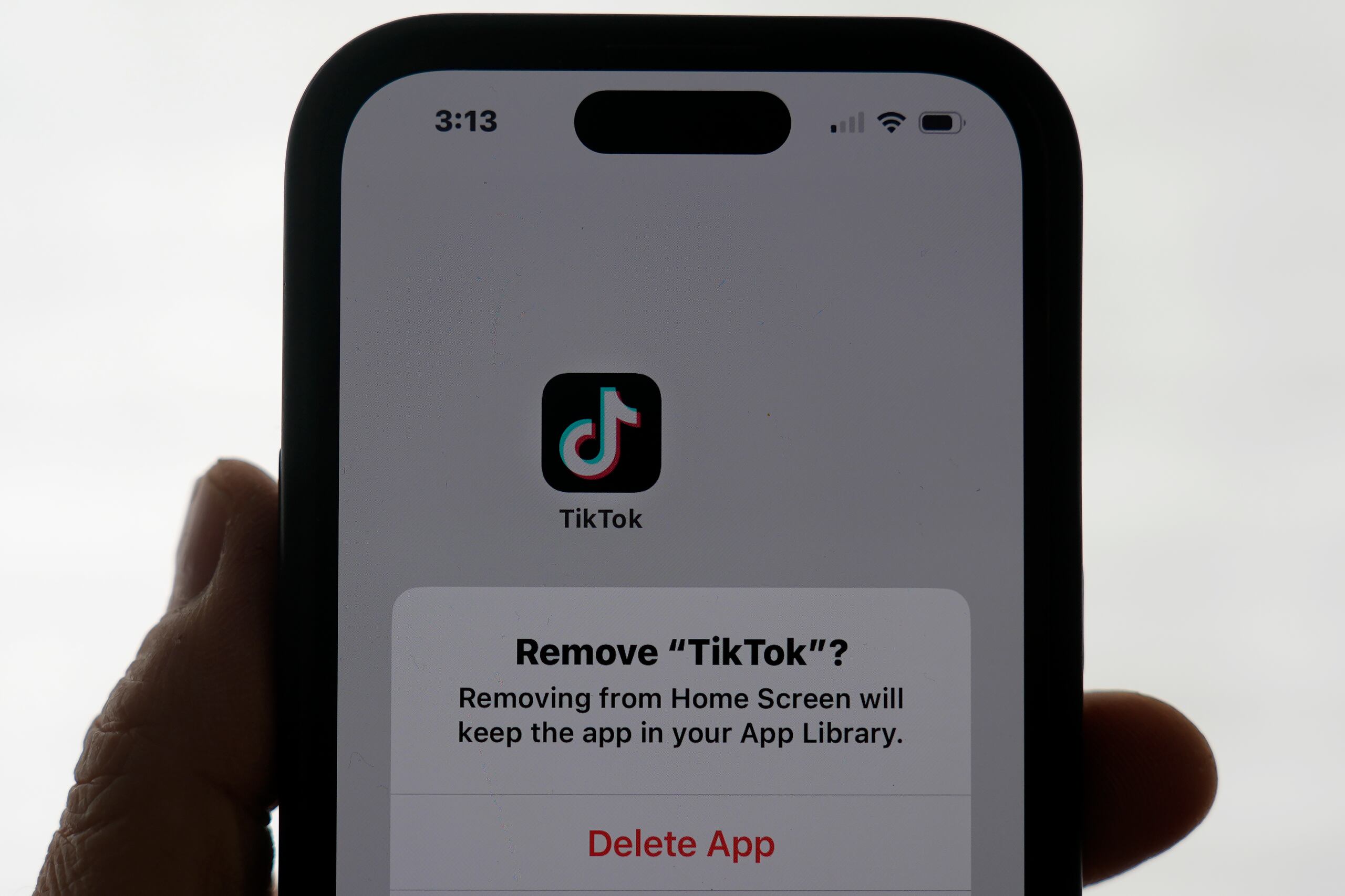La plataforma aún no está disponible para descarga en las tiendas de aplicaciones de Apple y Google, por lo que quien no pensó en obtener TikTok antes del domingo no tendrá suerte.