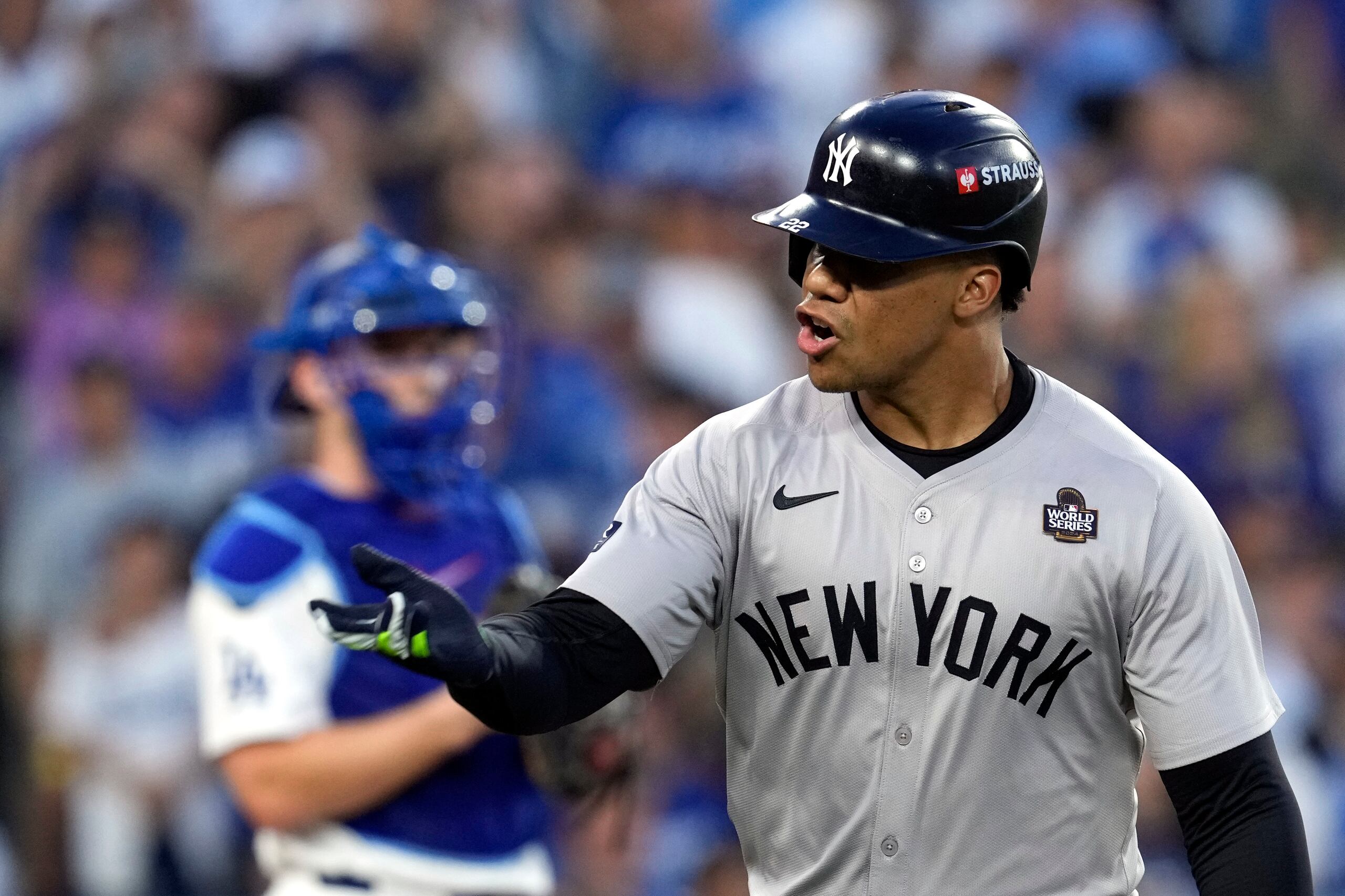 Juan Soto, en uniforme de los Yankees de Nueva York, celebra tras conectar un jonrón ante los Dodgers de Los Ángeles en el segundo juego de la Serie Mundial, el 26 de octubre de 2024.