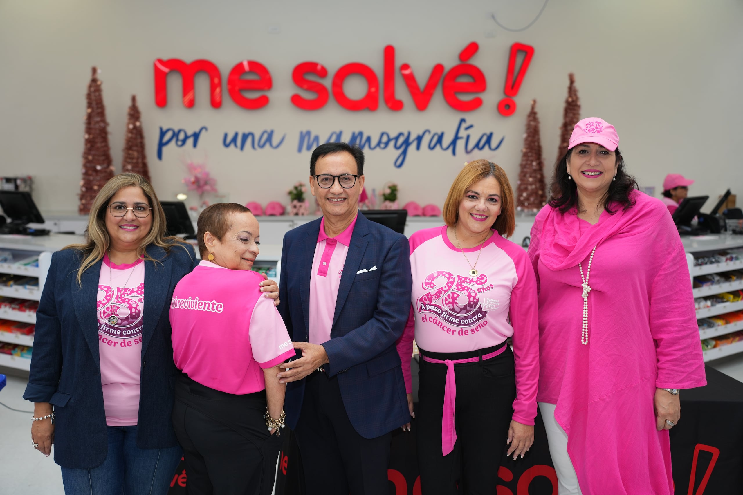 Portavoces de la campaña "Me Salvé por una mamografía" mostrando los artículos promocionales.