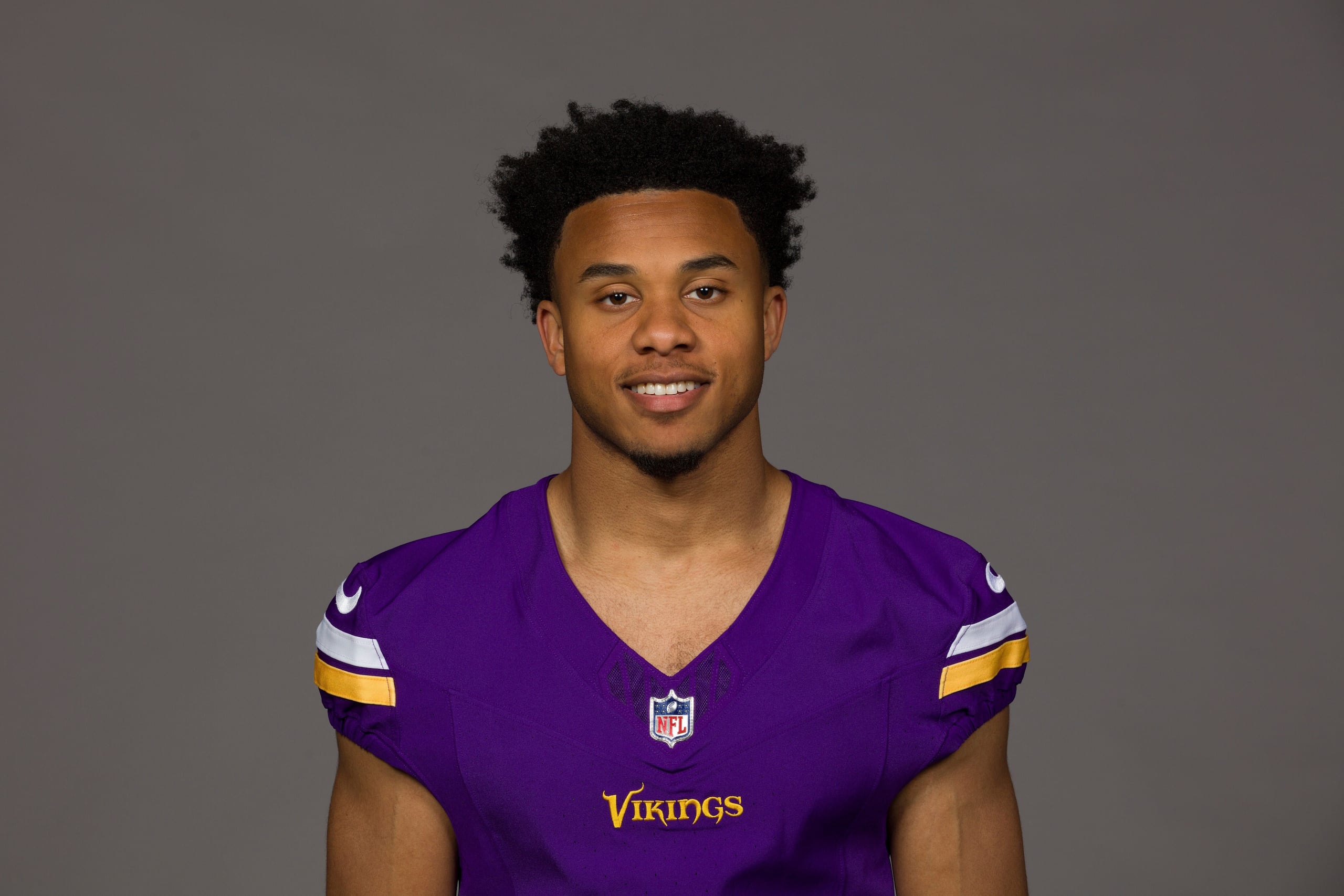 ARCHIVO - Roondale Moore, de los Vikings de Minnesota, posa para una foto en 2025 (AP Foto, archivo)