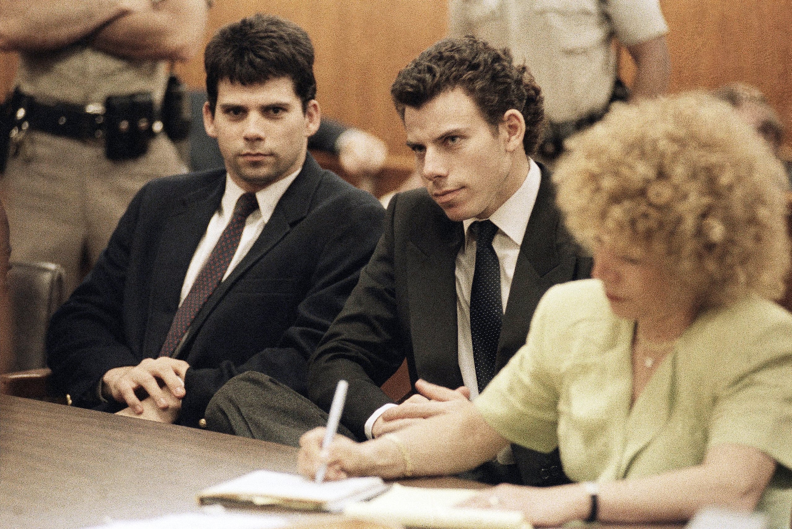 La condena contra Erik y Lile Menéndez fue reducida de cadena perpetua sin libertad condicional, a una de 50 años a cadena perpetua, lo que los hace elegibles para salir en libertad condicional.