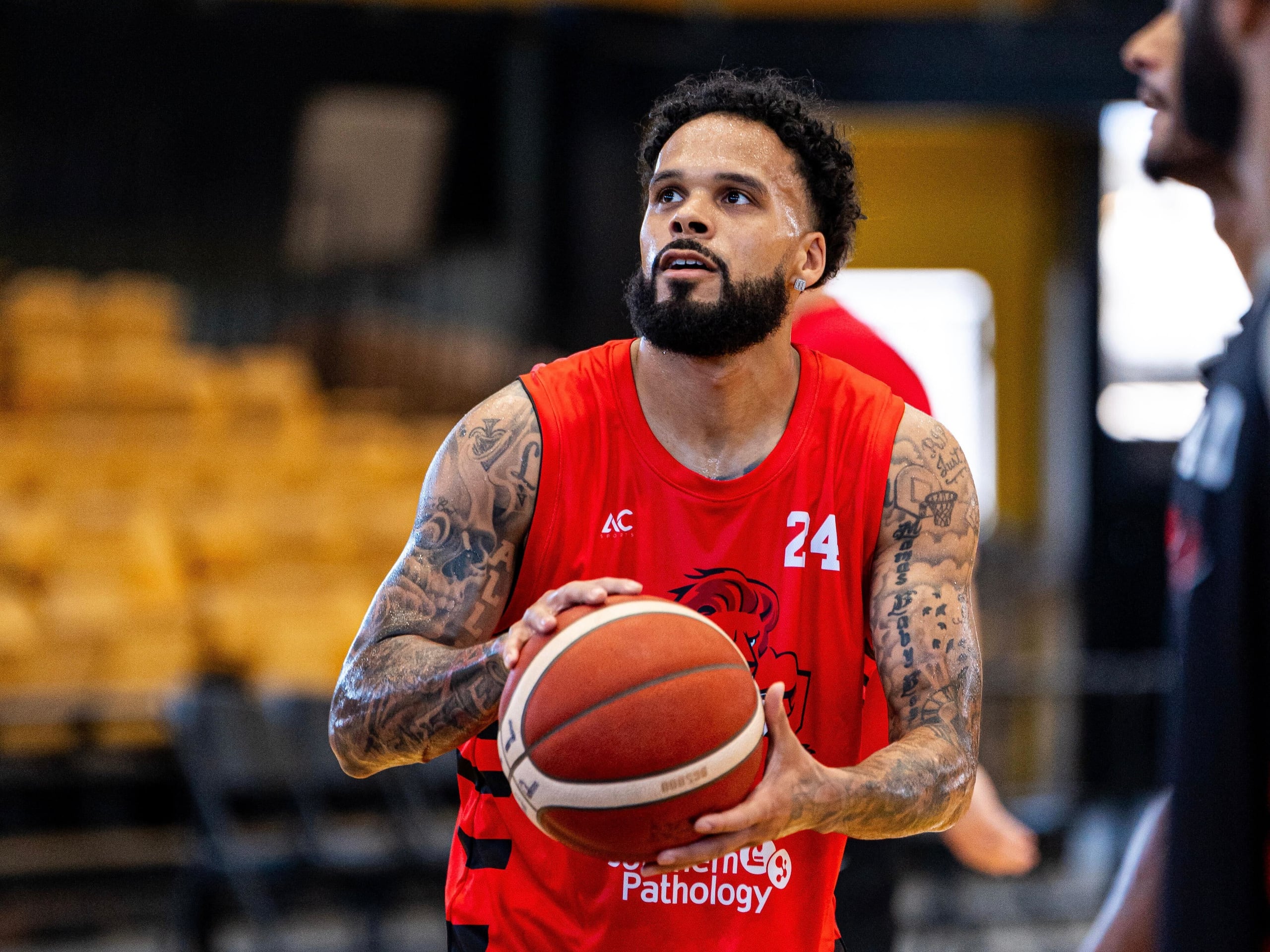 Avry Holmes durante una práctica de pretemporada de los Leones de Ponce.