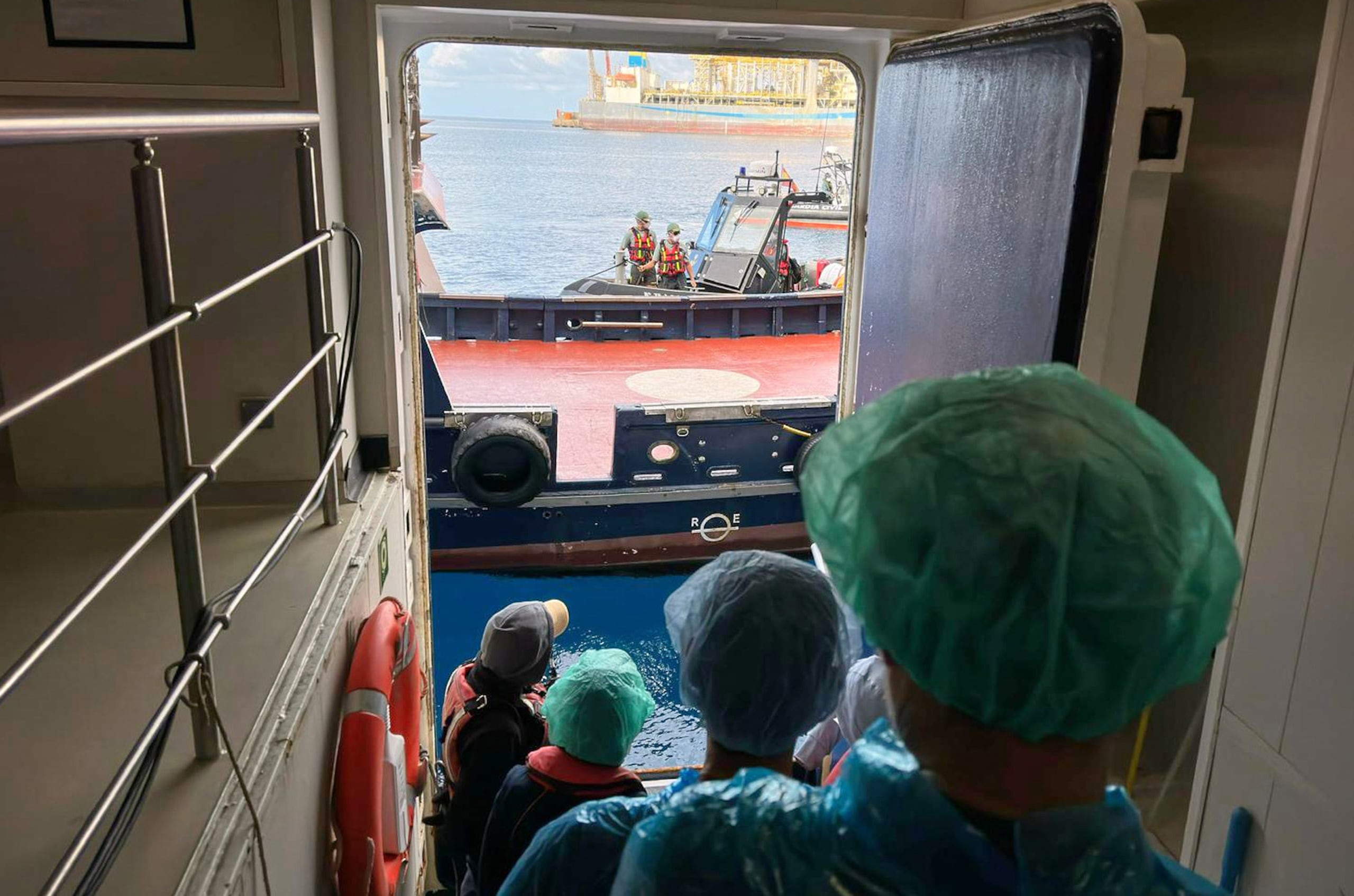 Pasajeros desembarcan del crucero MV Hondius, donde se registró un brote de hantavirus, el domingo 10 de mayo de 2026, en el puerto de Granadilla, en las Islas Canarias, España. (AP Foto)