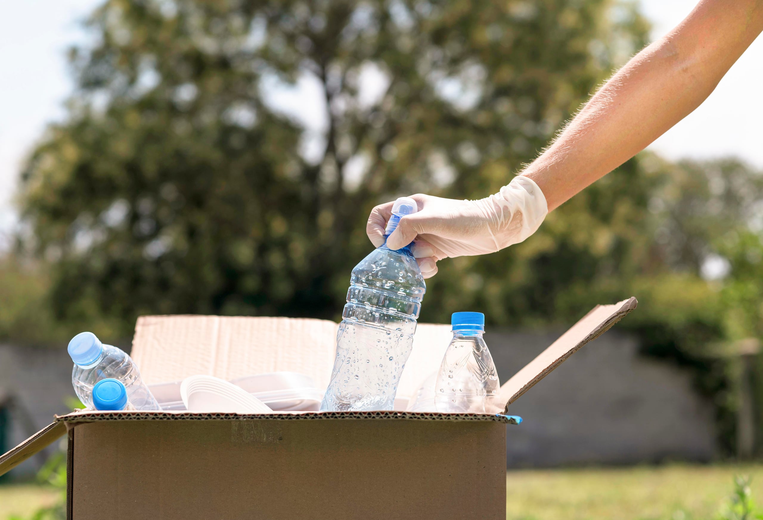 Mediante el concepto de servicarro, el público podrá acudir a entregar sus envases de plástico reciclable en el estacionamiento de las tiendas designadas.