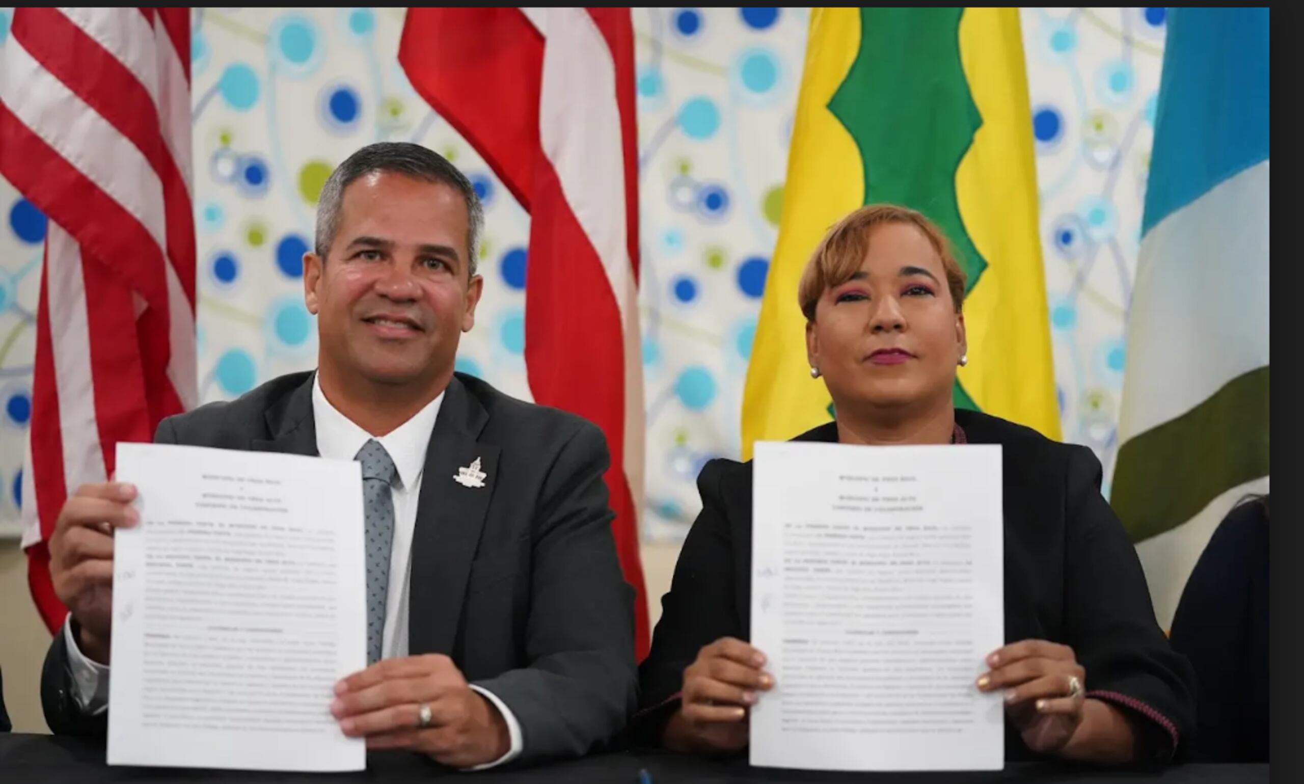 El alcalde Marcos Cruz Molina y Alcaldesa de Vega Alta, María Vega