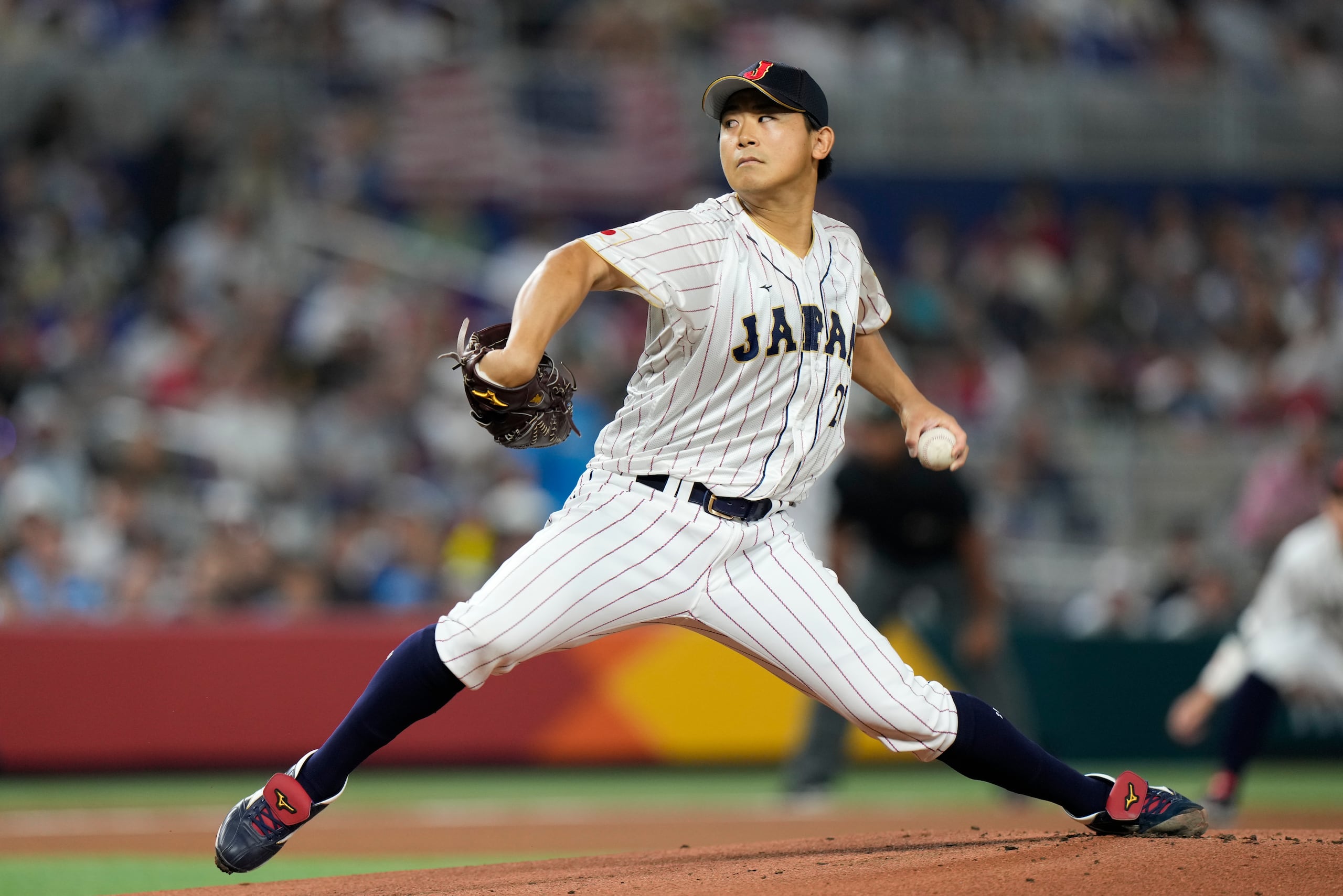 El pitcher japonés Shōta Imanaga, aquí lanzando ante Estados Unidos en la final del Clásico Mundial de Béisbol, es uno de los nuevos disponibles para firmar en Estados Unidos.