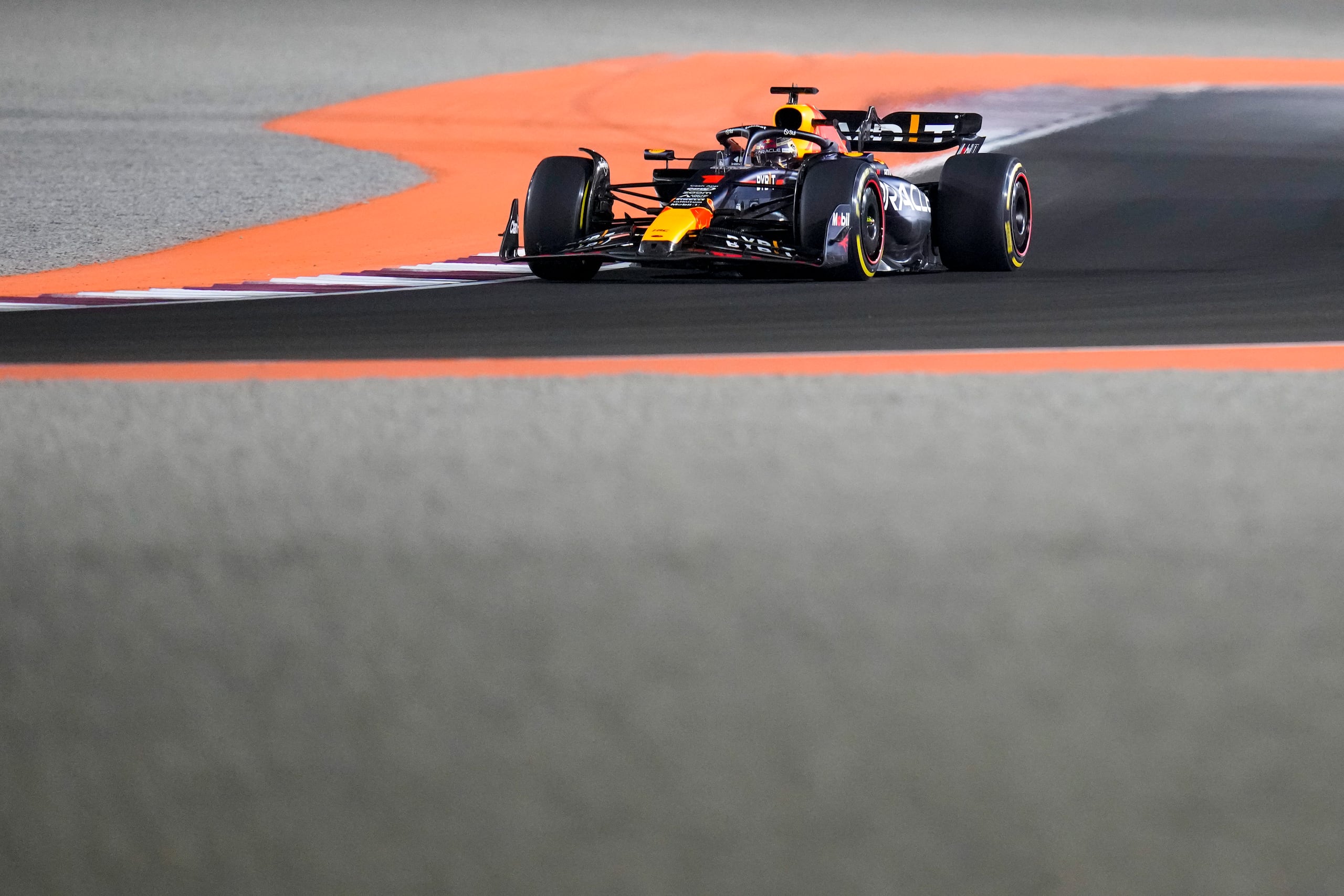Max Verstappen conduce su Red Bull durante el Gran Premio de Qatar, el domingo 8 de octubre de 2023. (AP Foto/Darko Bandic)