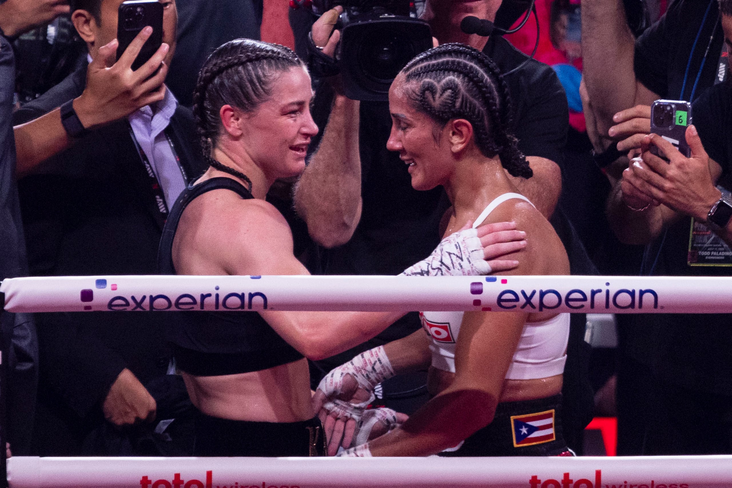 Amanda Serrano y Katie Taylor después de su tercera pelea.