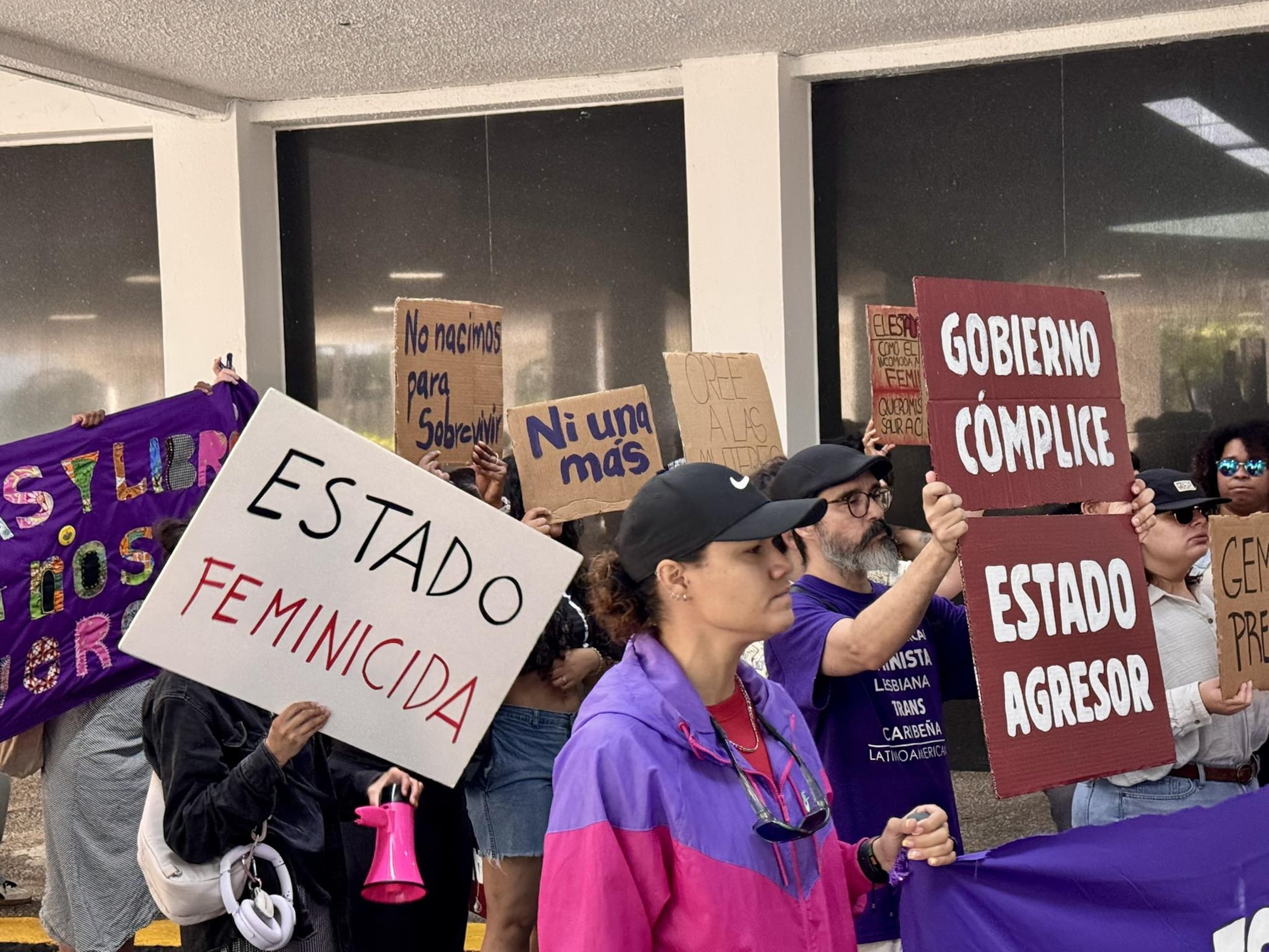 Manifestación de La Colectiva Feminista en Construcción por decisiones judiciales tomadas antes del feminicidio de Gemillies Lozada, en Carolina.