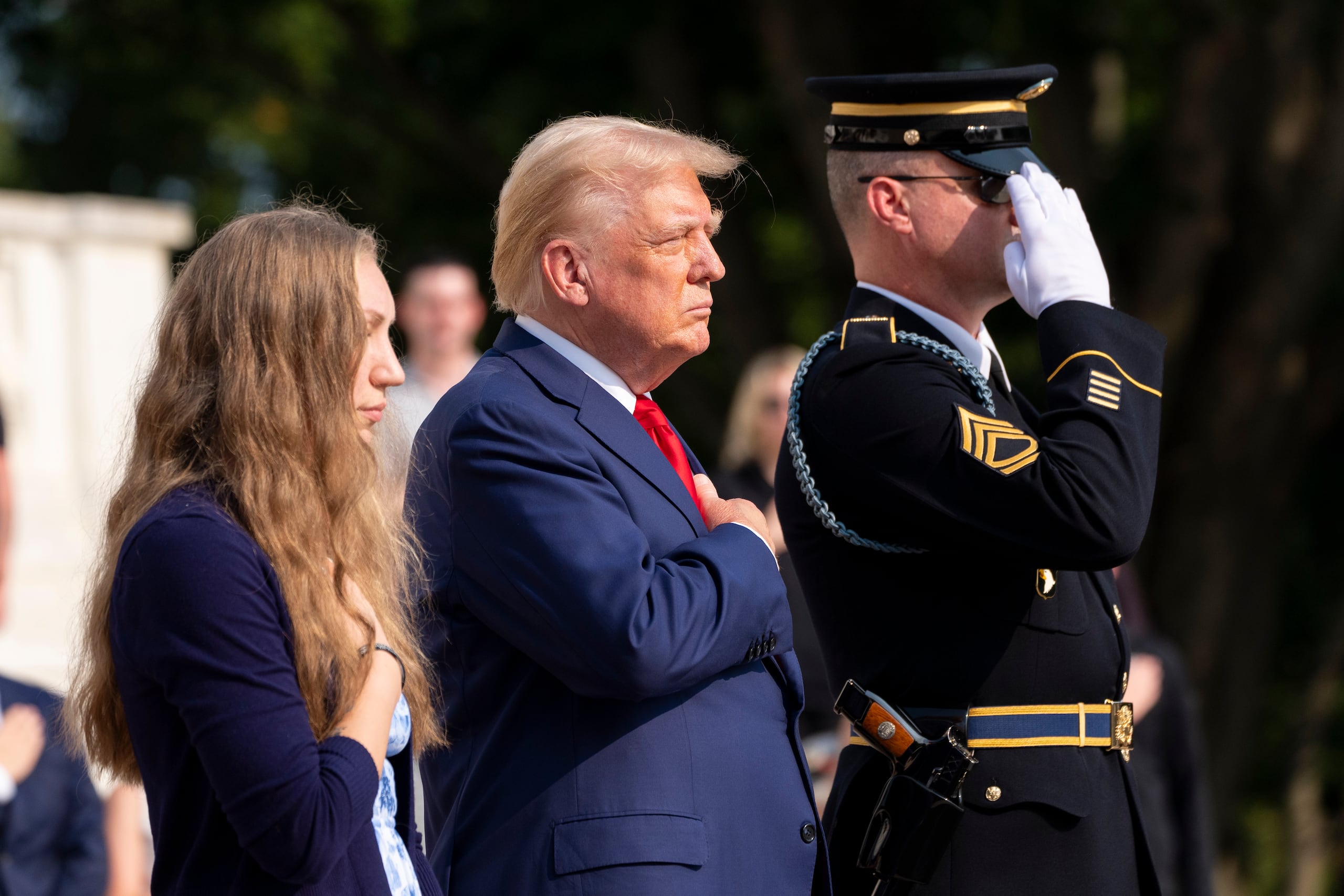 Trump desde el cementerio Nacional de Arlington (Foto AP/Alex Brandon)
