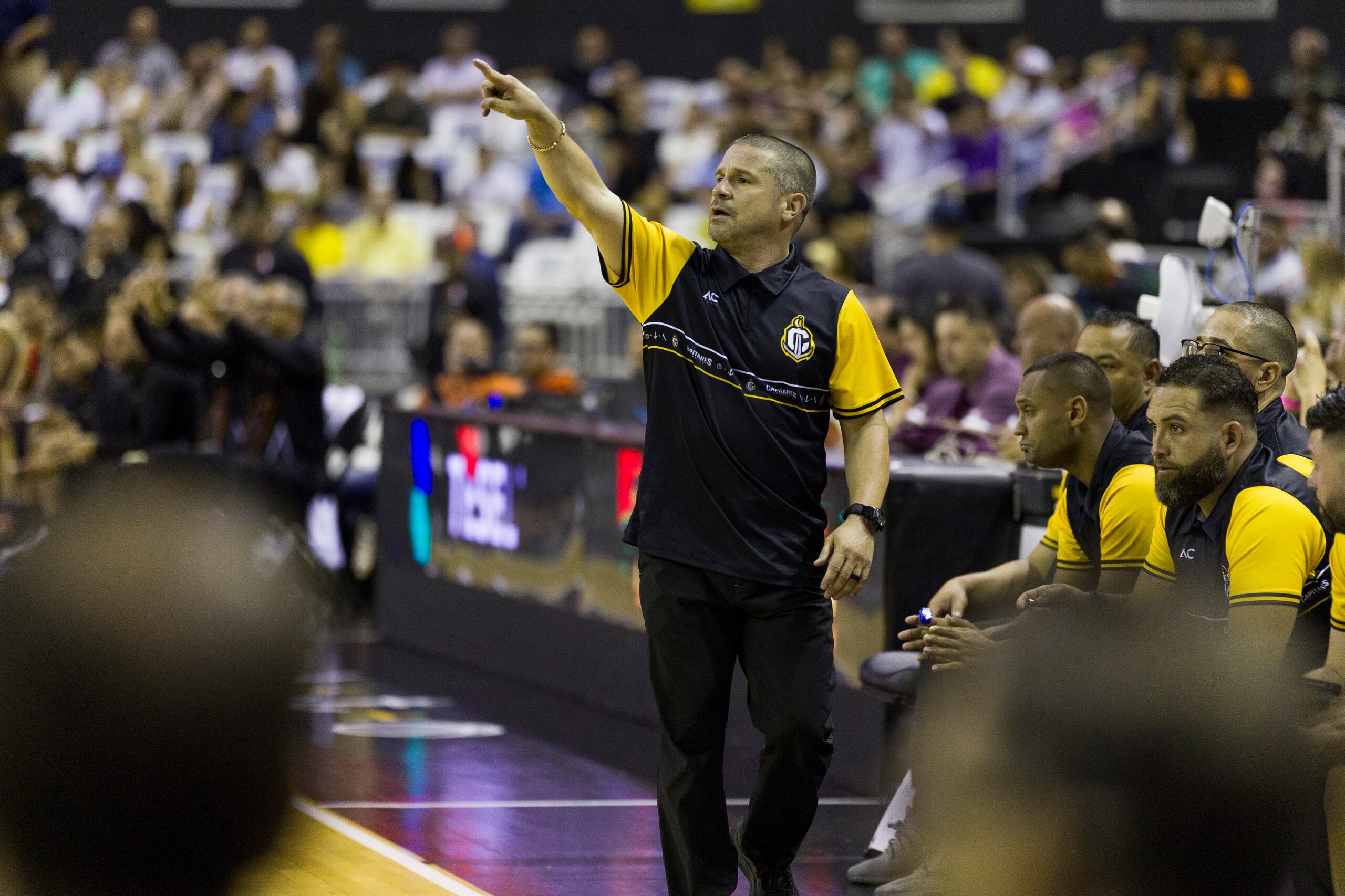 El dirigente de los Capitanes de Arecibo, Juan Cardona, durante el juego del sábado contra los Atléticos de San Germán.
