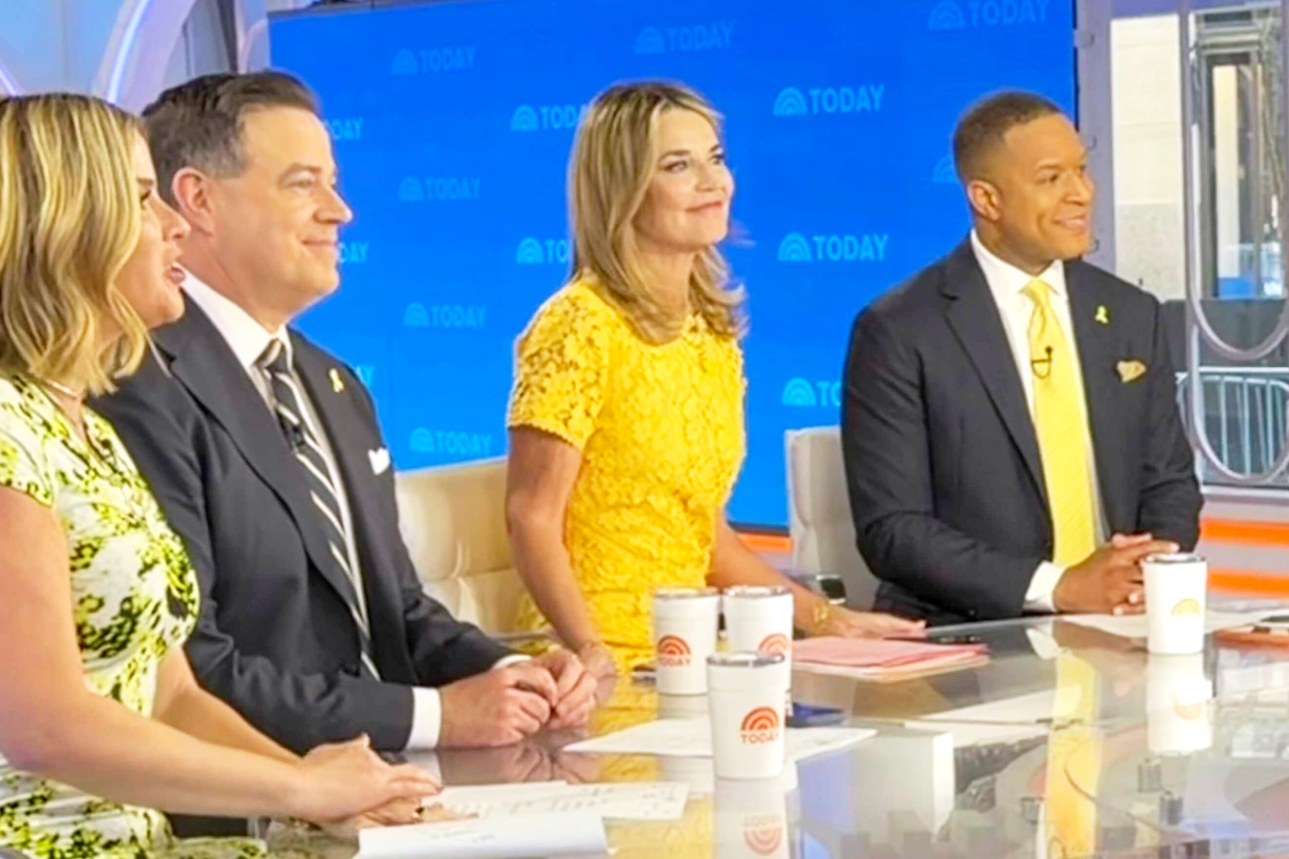Esta imagen, difundida por NBC, muestra a la copresentadora Savannah Guthrie, en el centro, junto a sus compañeros, de izquierda a derecha, Jenna Bush Hager, Carson Daly y Craig Melvin, durante el programa "Today" en Nueva York el lunes 6 de abril de 2026. (NBC/Today vía AP)