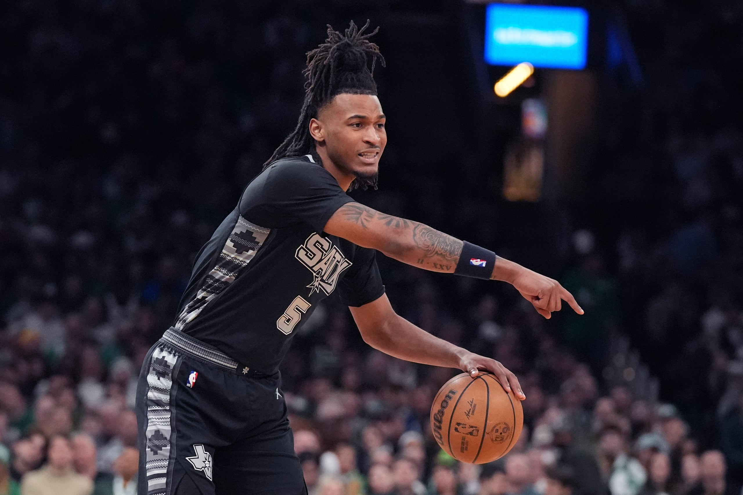 Stephon Castle, aquí en un juego de los Spurs de San Antonio, fue el Jugador Más Valioso del partido en la victoria del equipo de estrellas en ascenso.