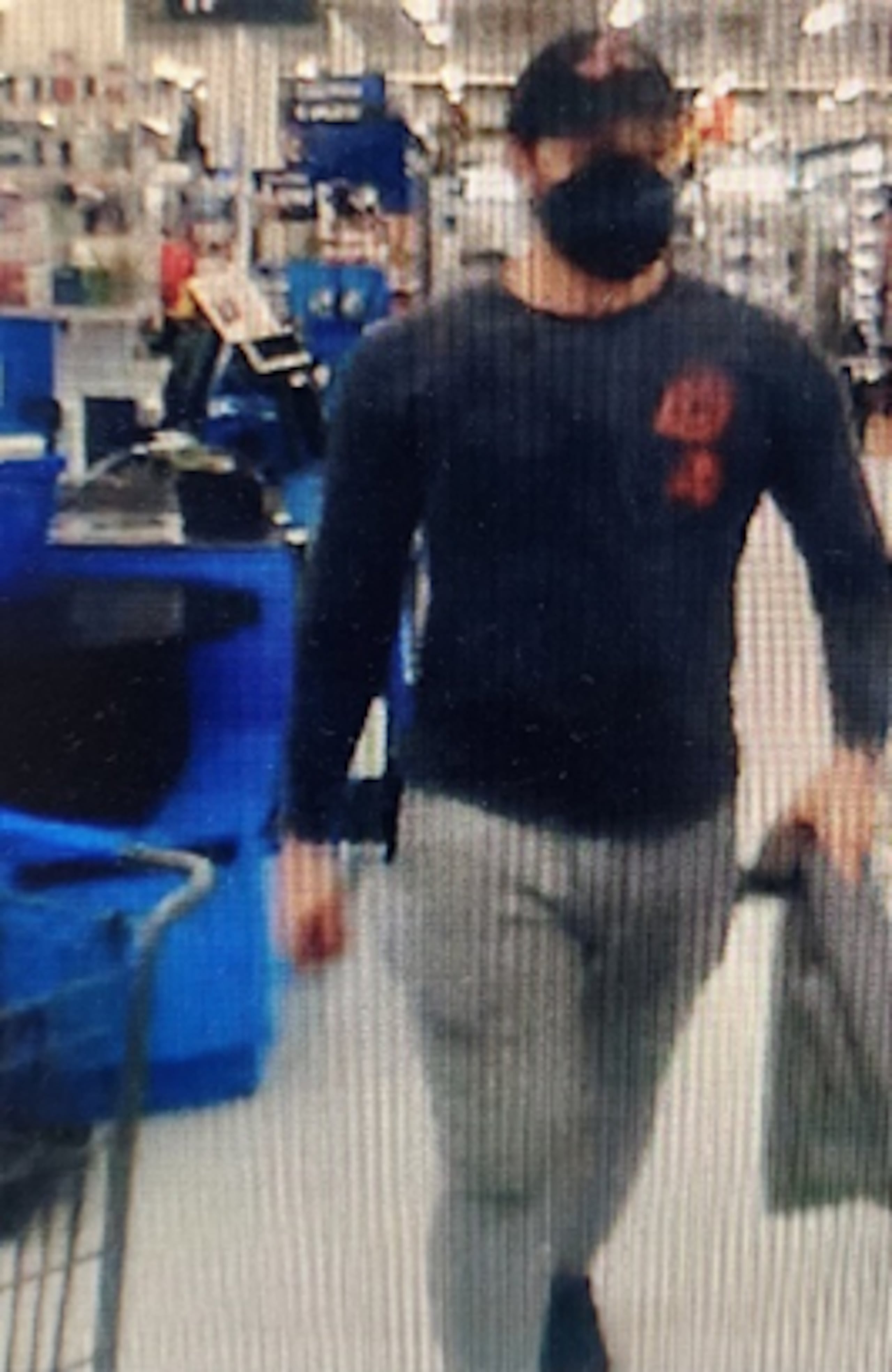 El CIC de Bayamón busca a este individuo sospechoso de apropiarse de las carteras con tarjetas de crédito y débito para realizar compras en la tienda Walmart, en Bayamón.