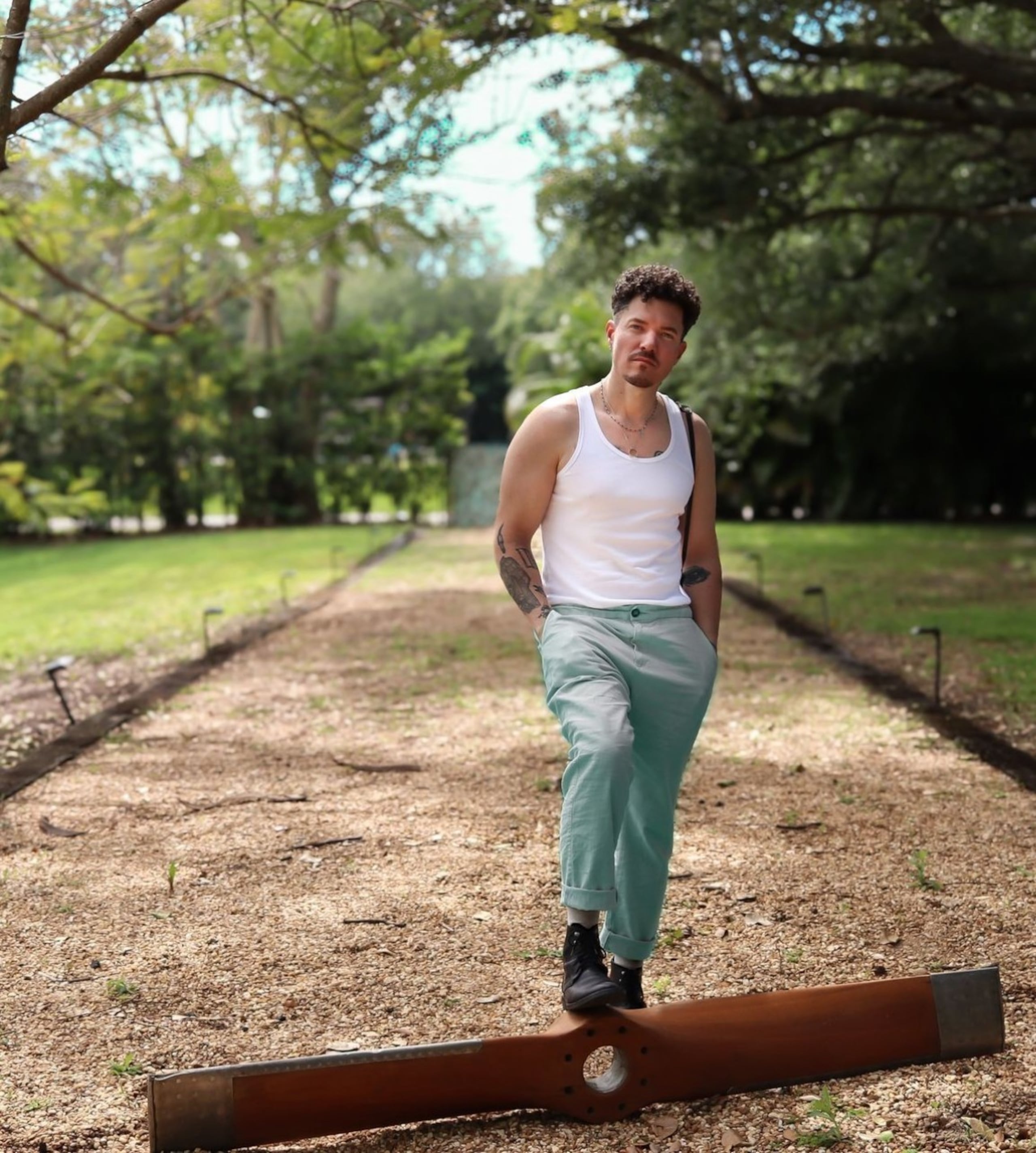 El cantante y compositor se prepara para un próximo concierto.