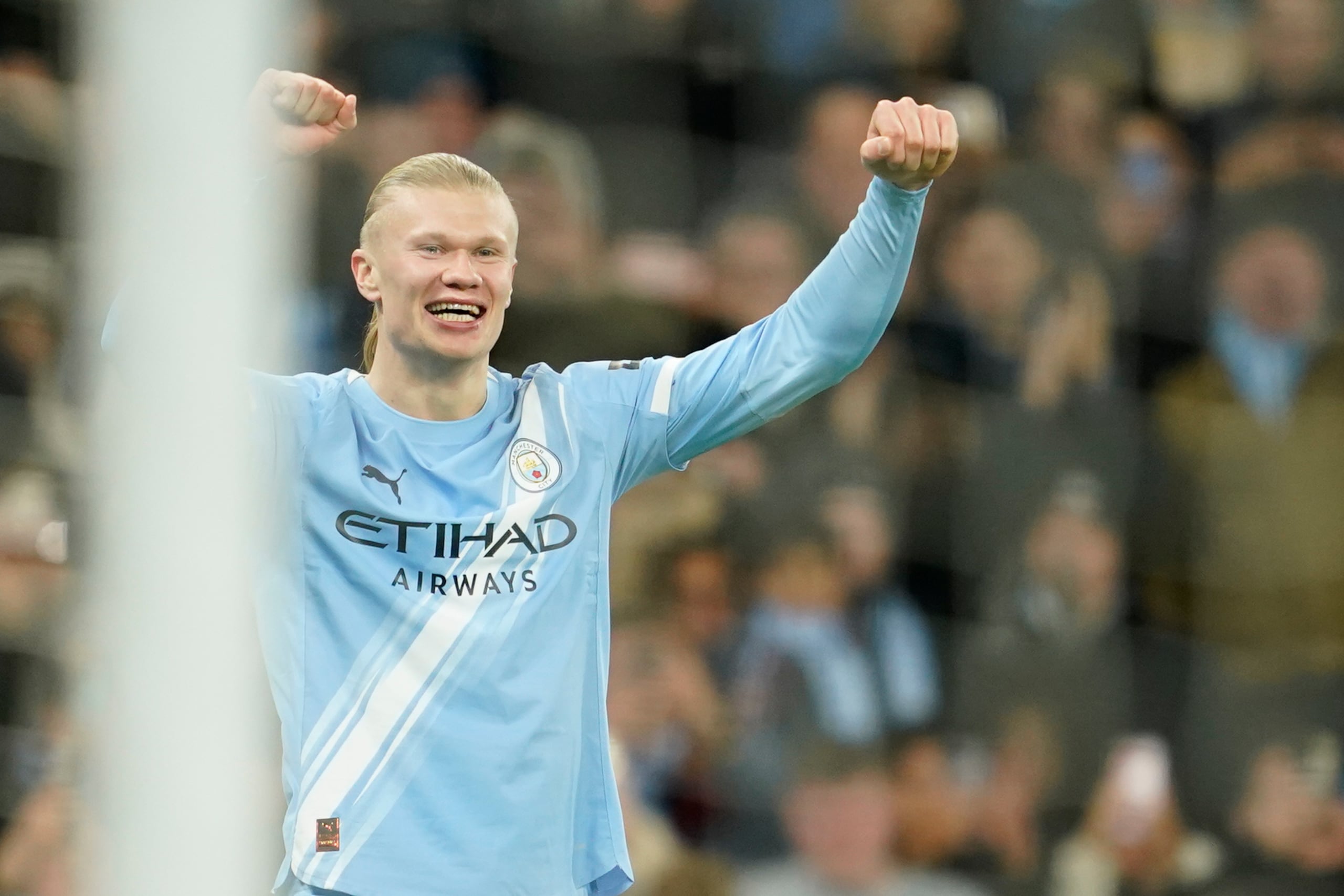 Erling Haaland, del Manchester City, festeja tras marcar un gol ante West Ham United.