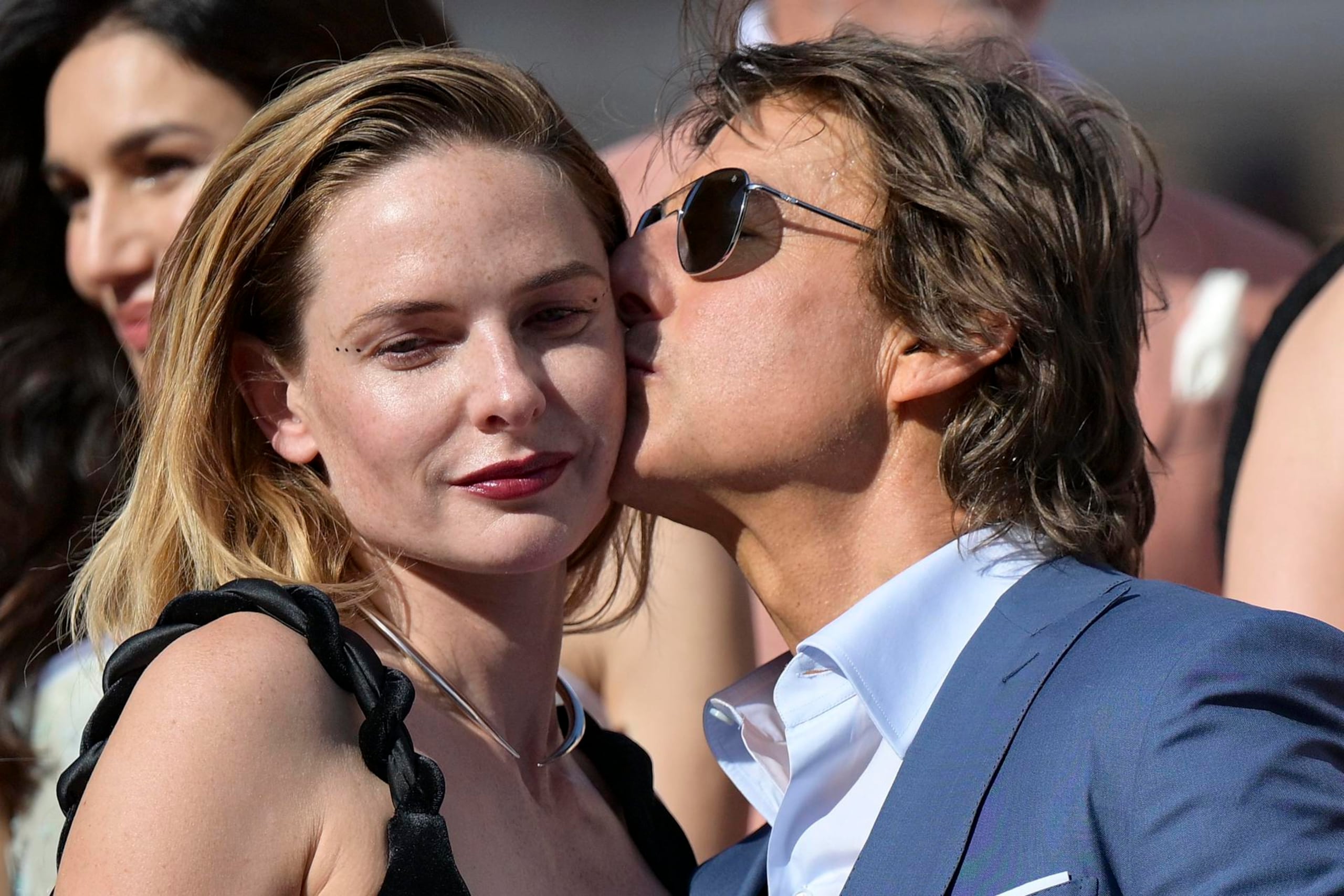 Tom Cruise besa a la actriz Rebecca Ferguson durante un "photocall" para la película "Mission: Impossible - Dead Reckoning Part 1" en la Plaza de España en Roma, Italia, el 19 de junio de 2023.
