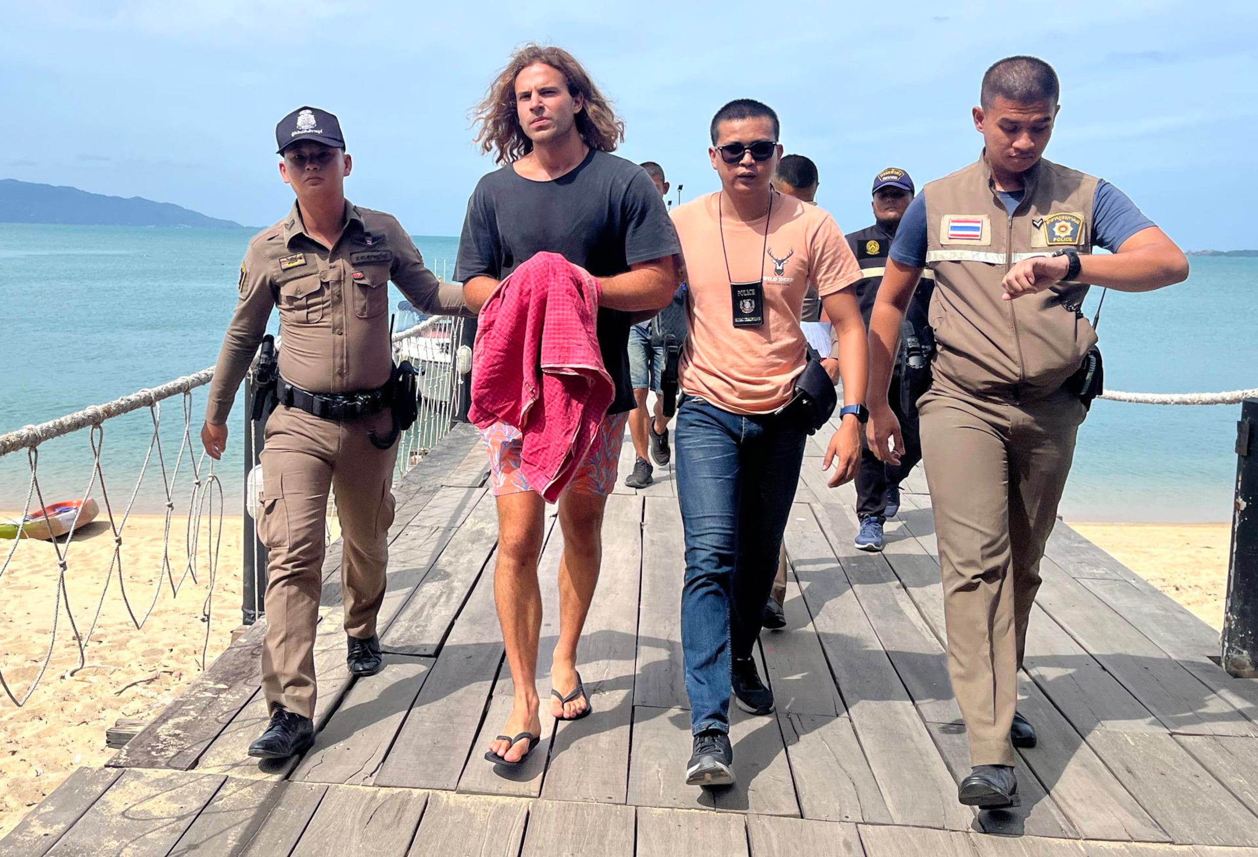 El chef español Daniel Jerónimo Sancho, hijo del actor Rodolfo Sancho, escoltado por la Policía tailandesa en el puerto de la isla Koh Samui, en Tailandia, de camino a los juzgados. (EFE/Somkeat Ruksaman/Archivo)
